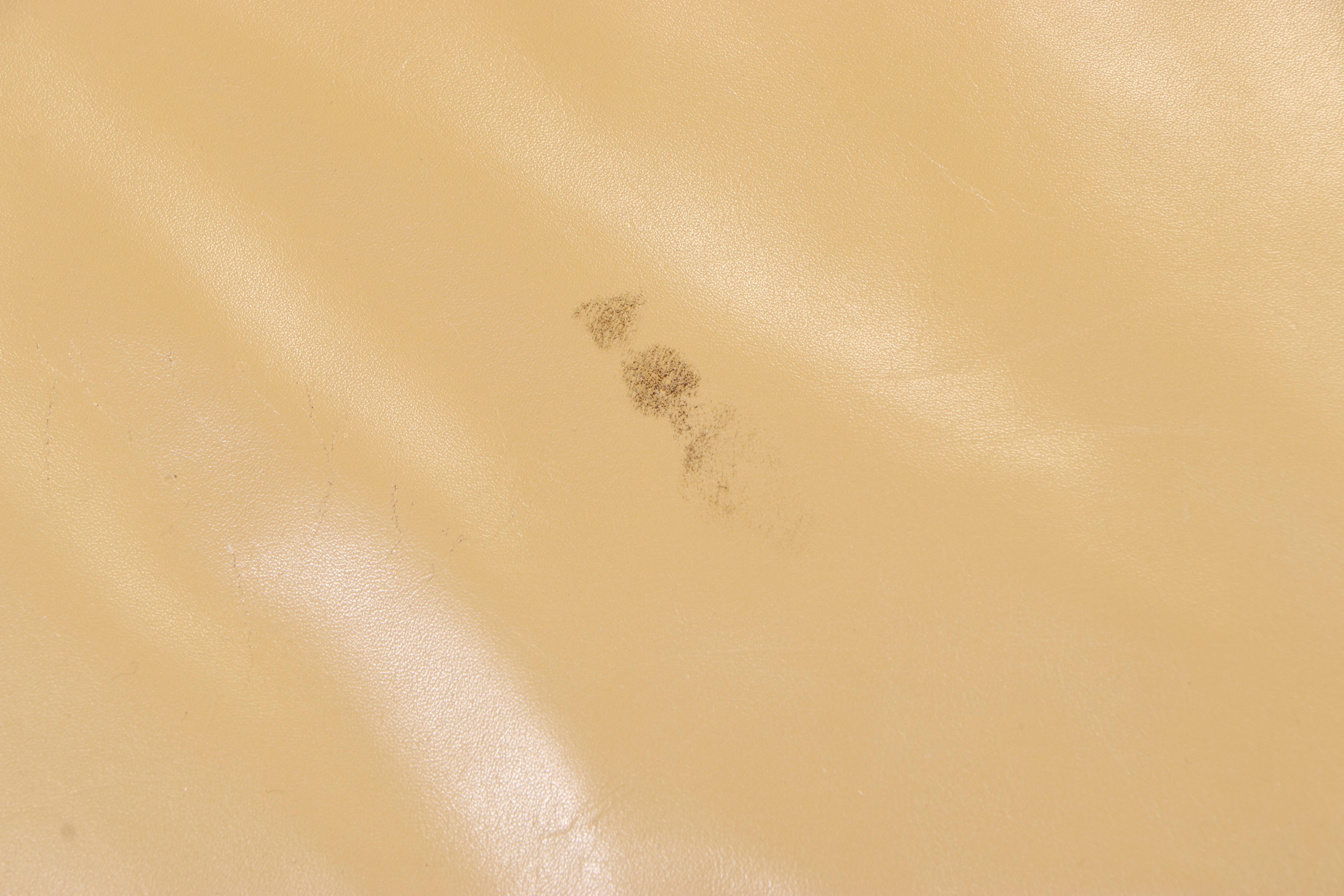 Minton-Spidell French Provincial Style Leather Fauteuil avec Oreilles