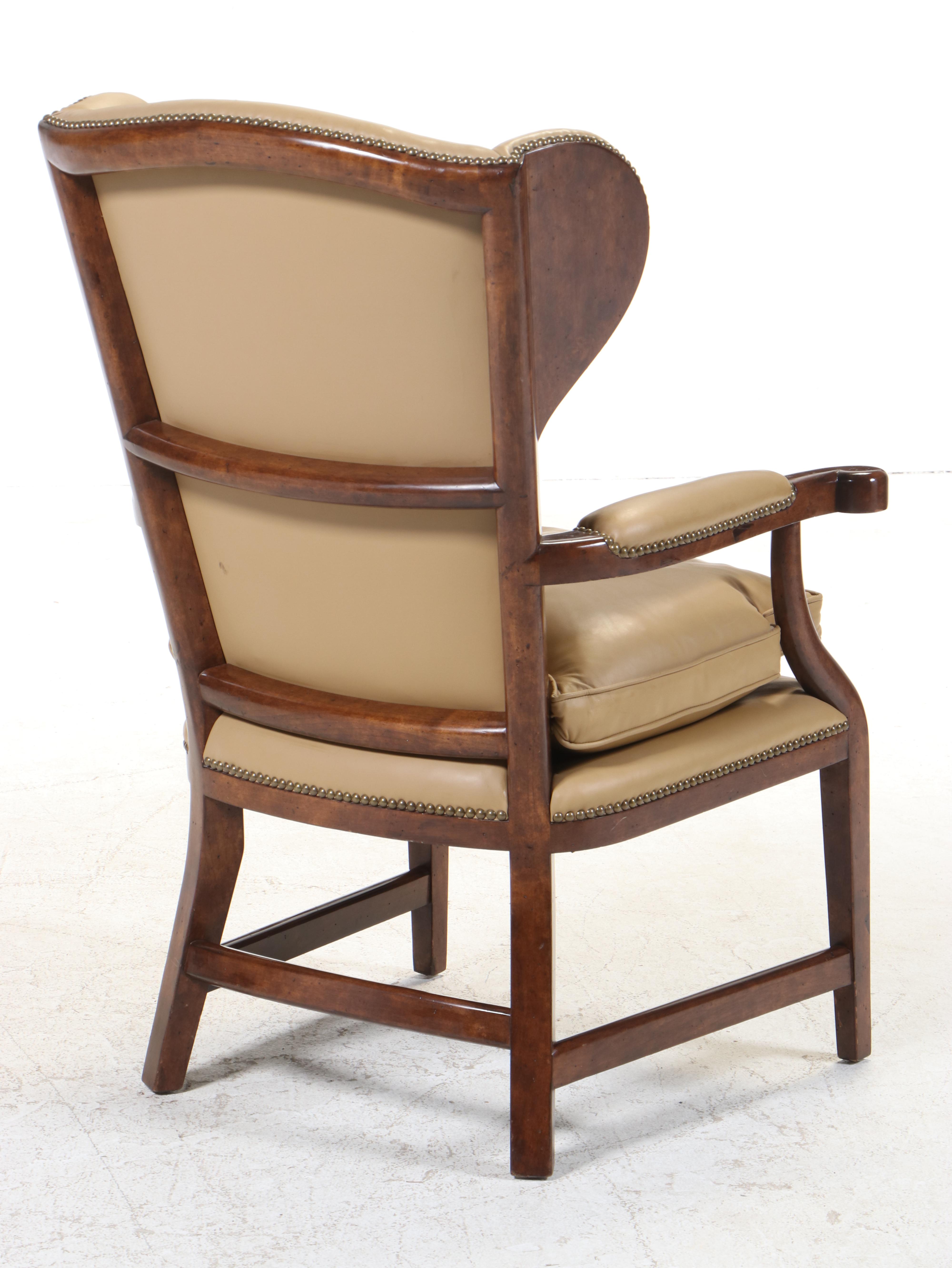 Minton-Spidell French Provincial Style Leather Fauteuil avec Oreilles