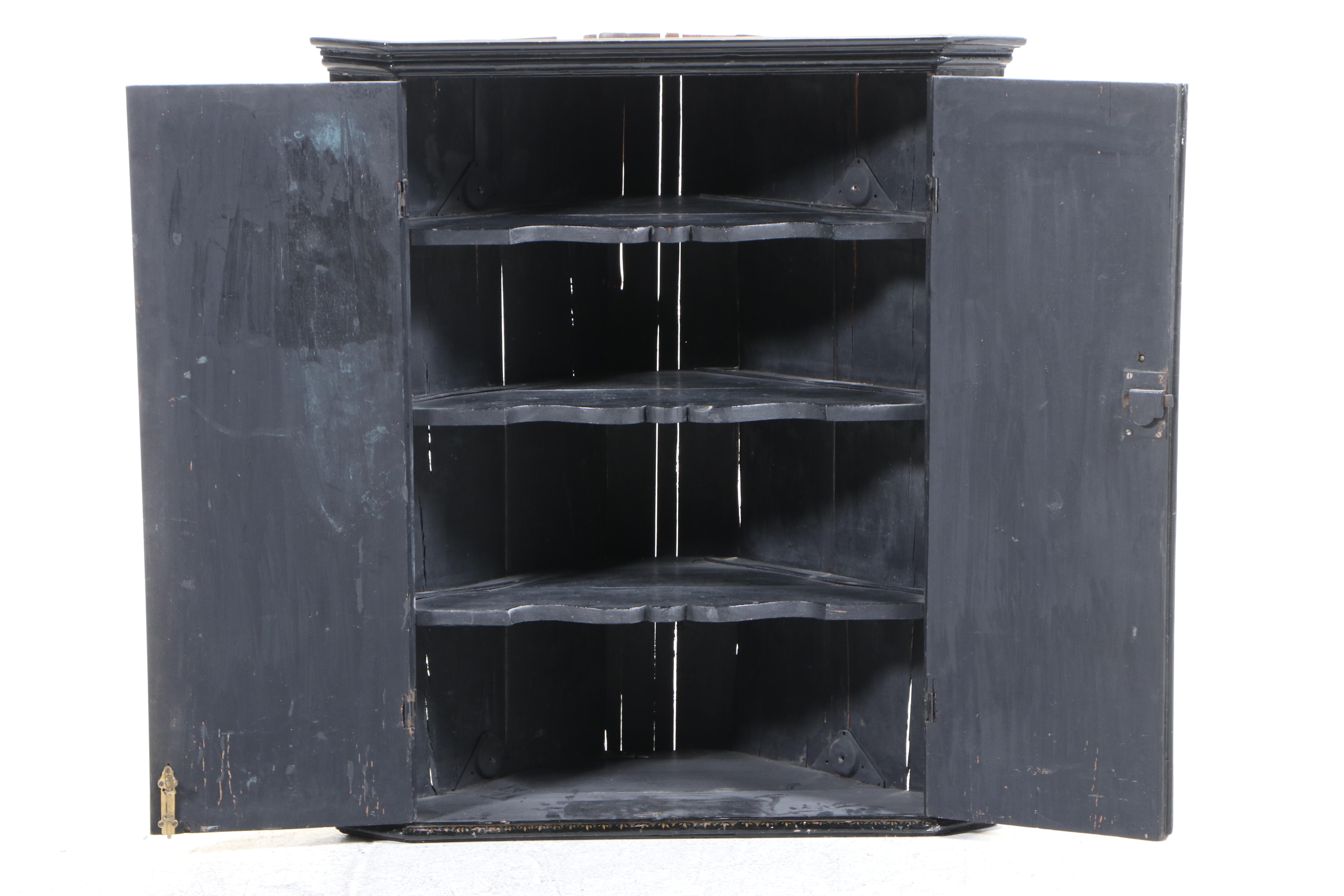 George III Black and Gilt-Lacquered Chinoiserie Hanging Corner Cabinet, c. 1800