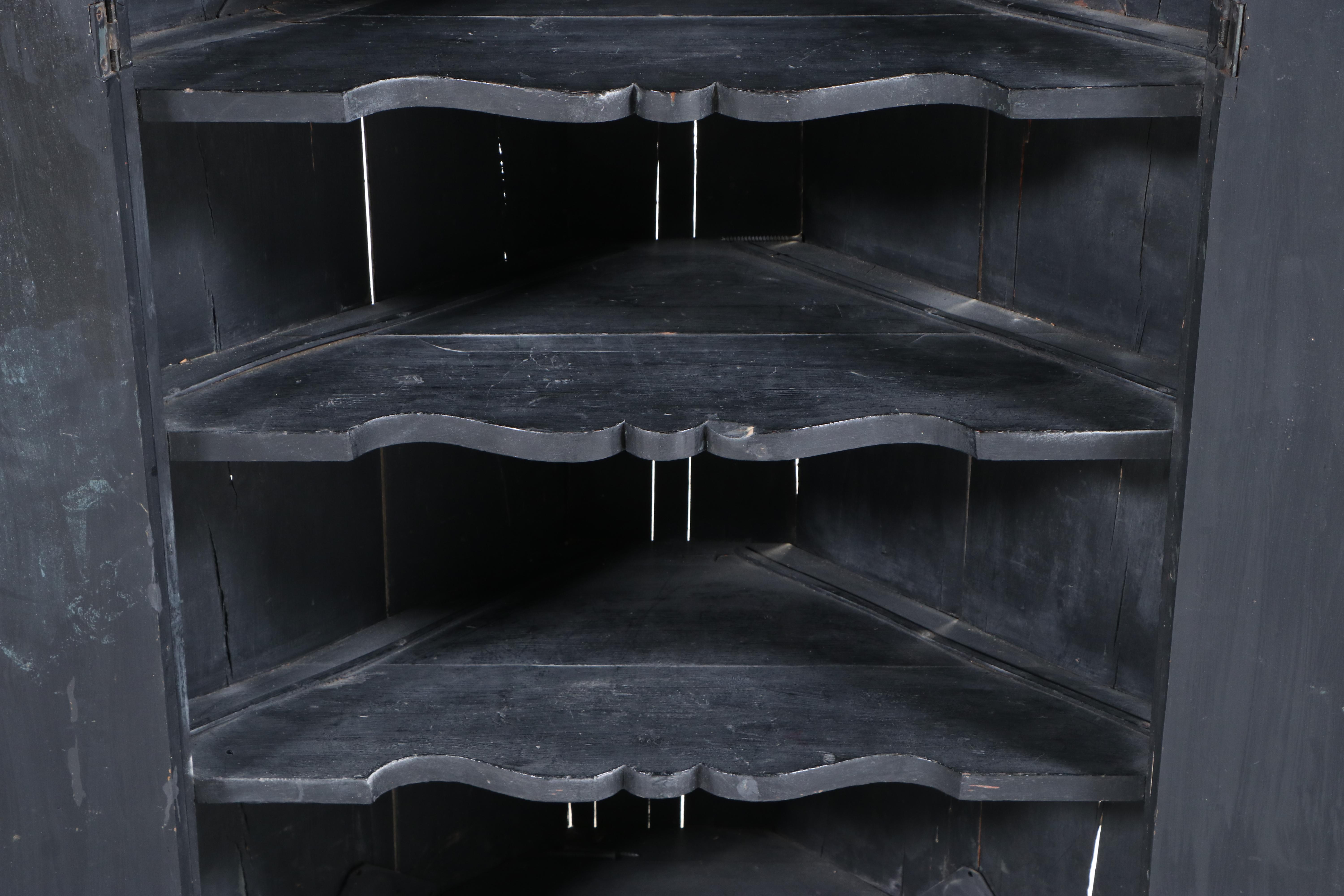 George III Black and Gilt-Lacquered Chinoiserie Hanging Corner Cabinet, c. 1800