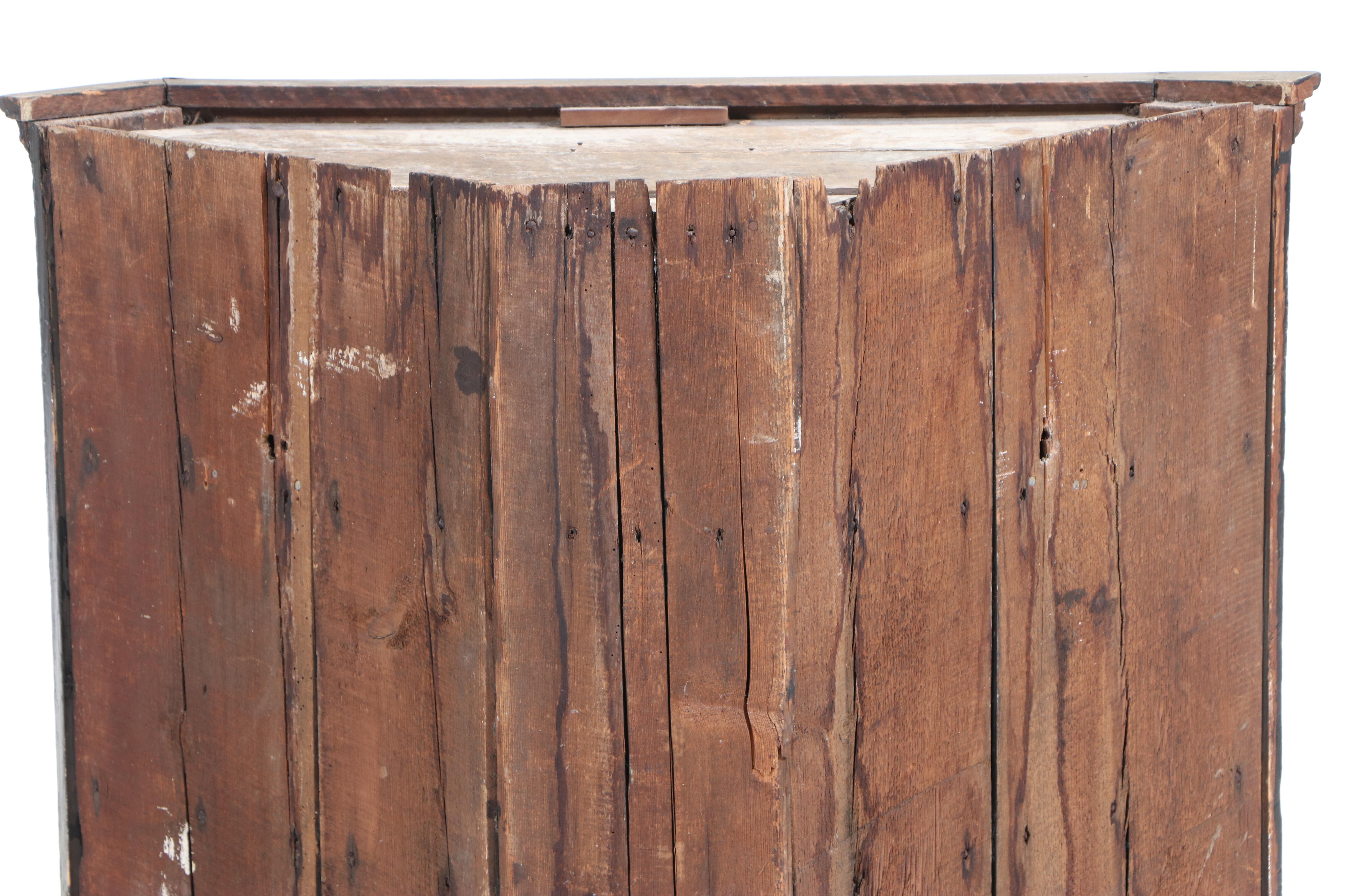 George III Black and Gilt-Lacquered Chinoiserie Hanging Corner Cabinet, c. 1800