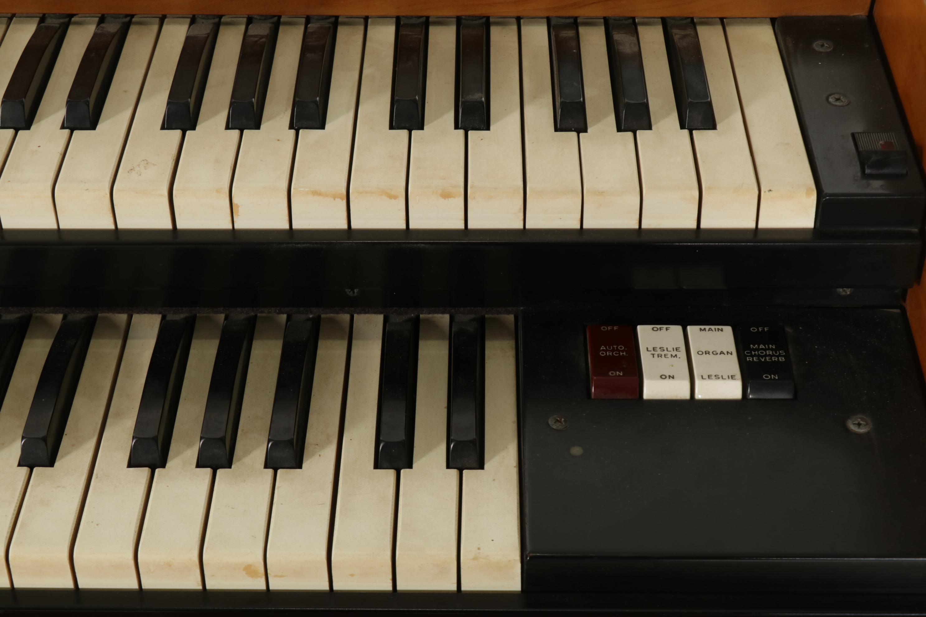 Lowrey Maple-Stained Electric Organ with Leslie Tremolo Speaker