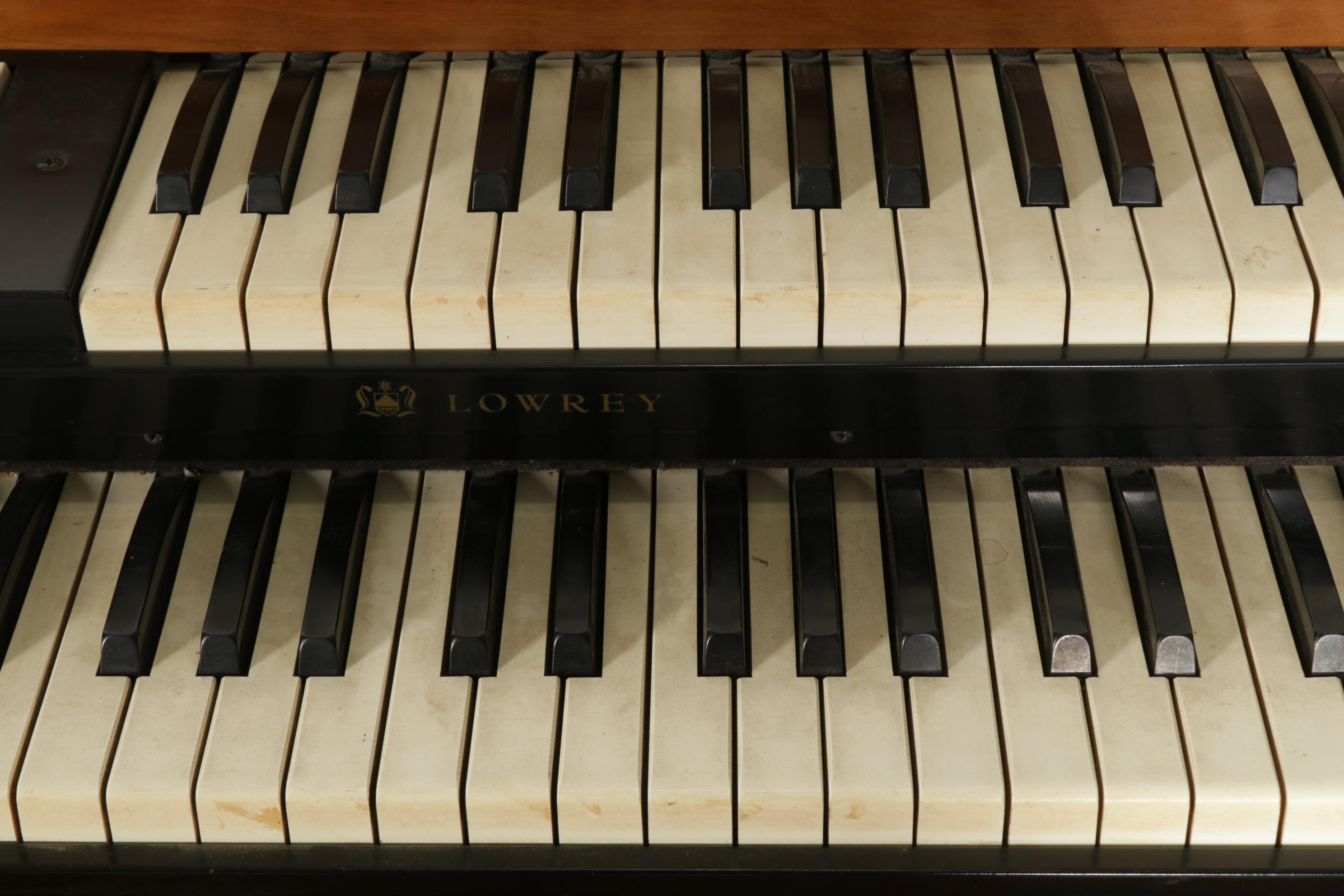 Lowrey Maple-Stained Electric Organ with Leslie Tremolo Speaker
