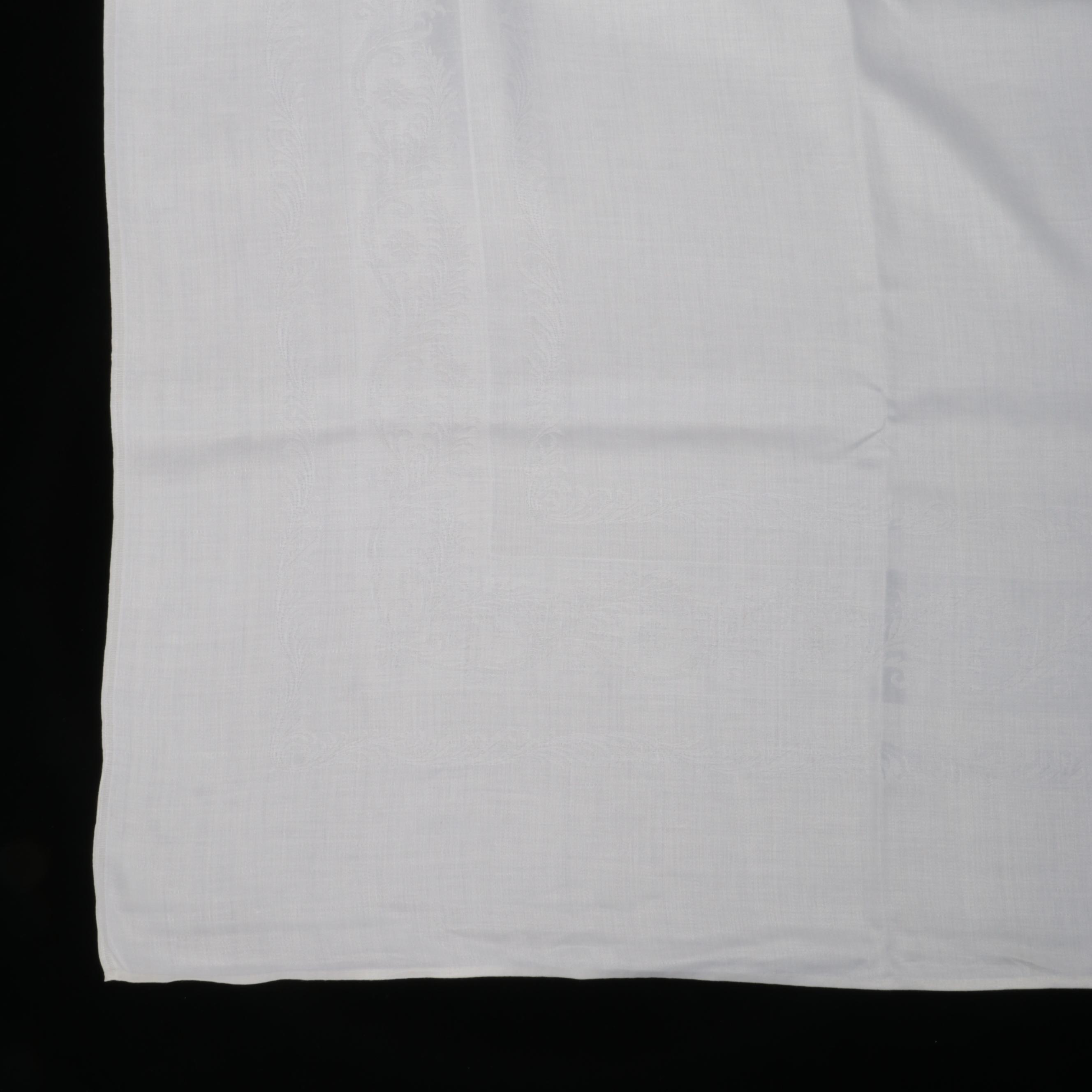Floral Motif White Linen Tablecloth and Napkin Collection