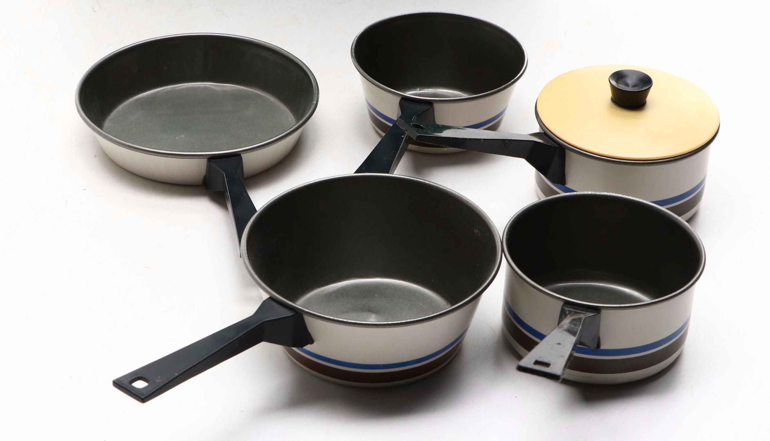 Deluxe Topper Corp. "Suzy Homemaker" Child's Range Oven Toy and Accessories