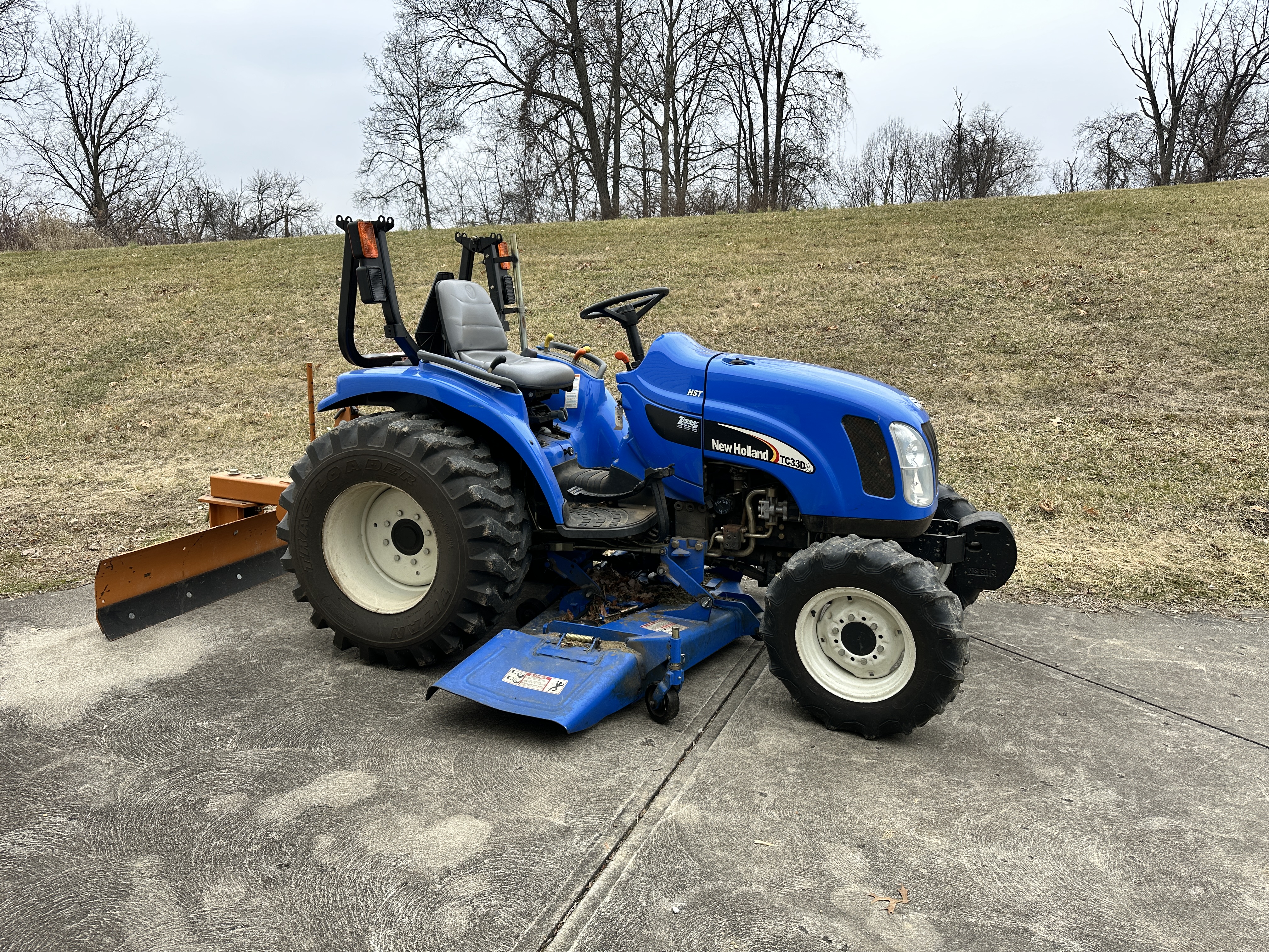 New Holland TC33DA, HST 4 x 4 Compact Diesel Tractor with Accessories