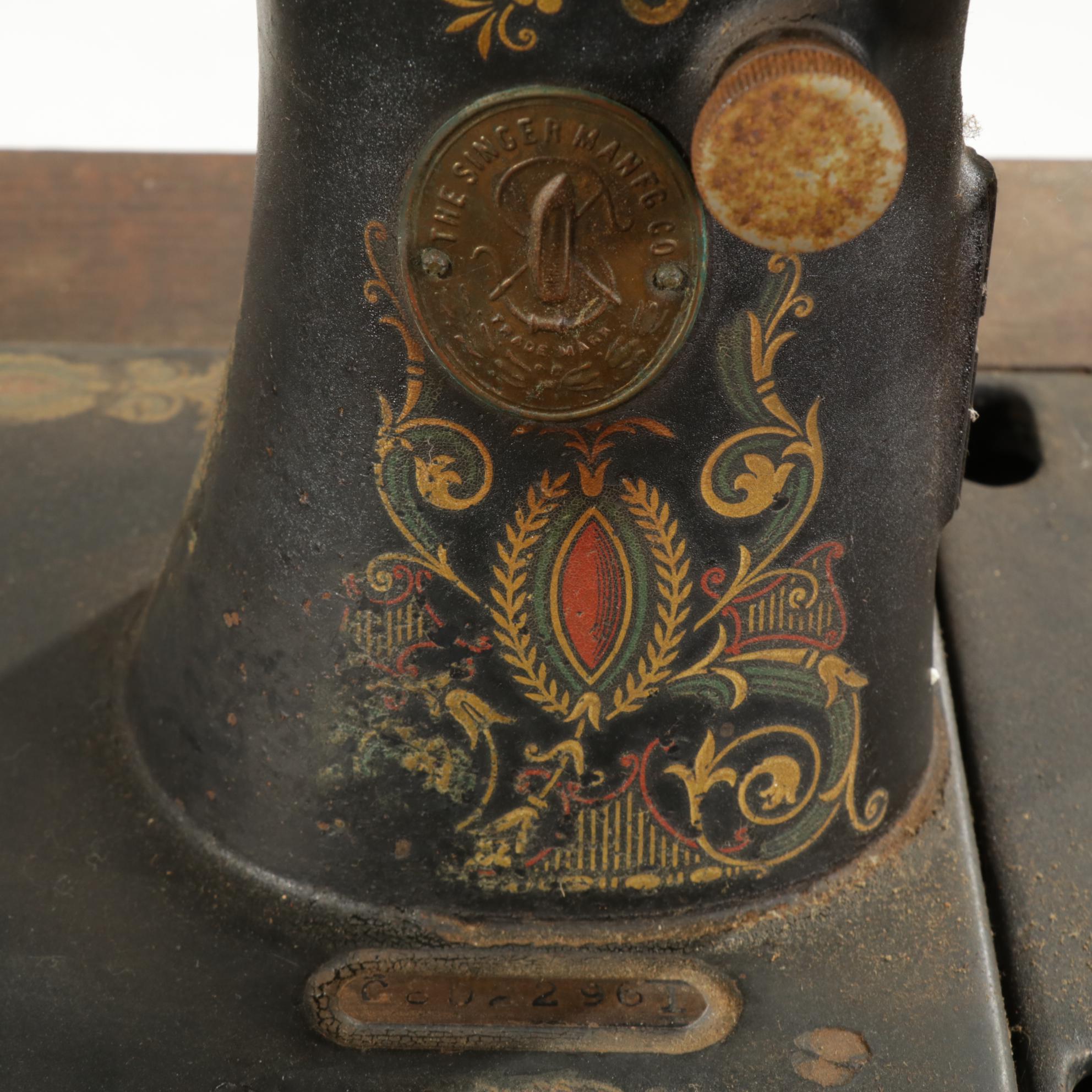 Singer Sewing Machine in Oak and Cast Iron Cabinet, Early 20th Century