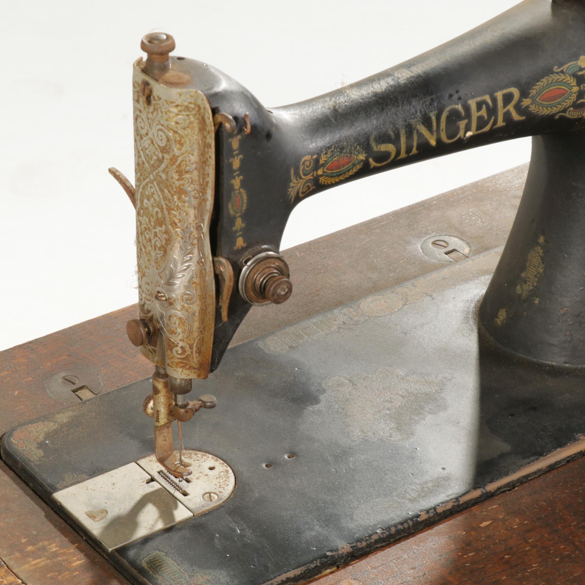 Singer Sewing Machine in Oak and Cast Iron Cabinet, Early 20th Century