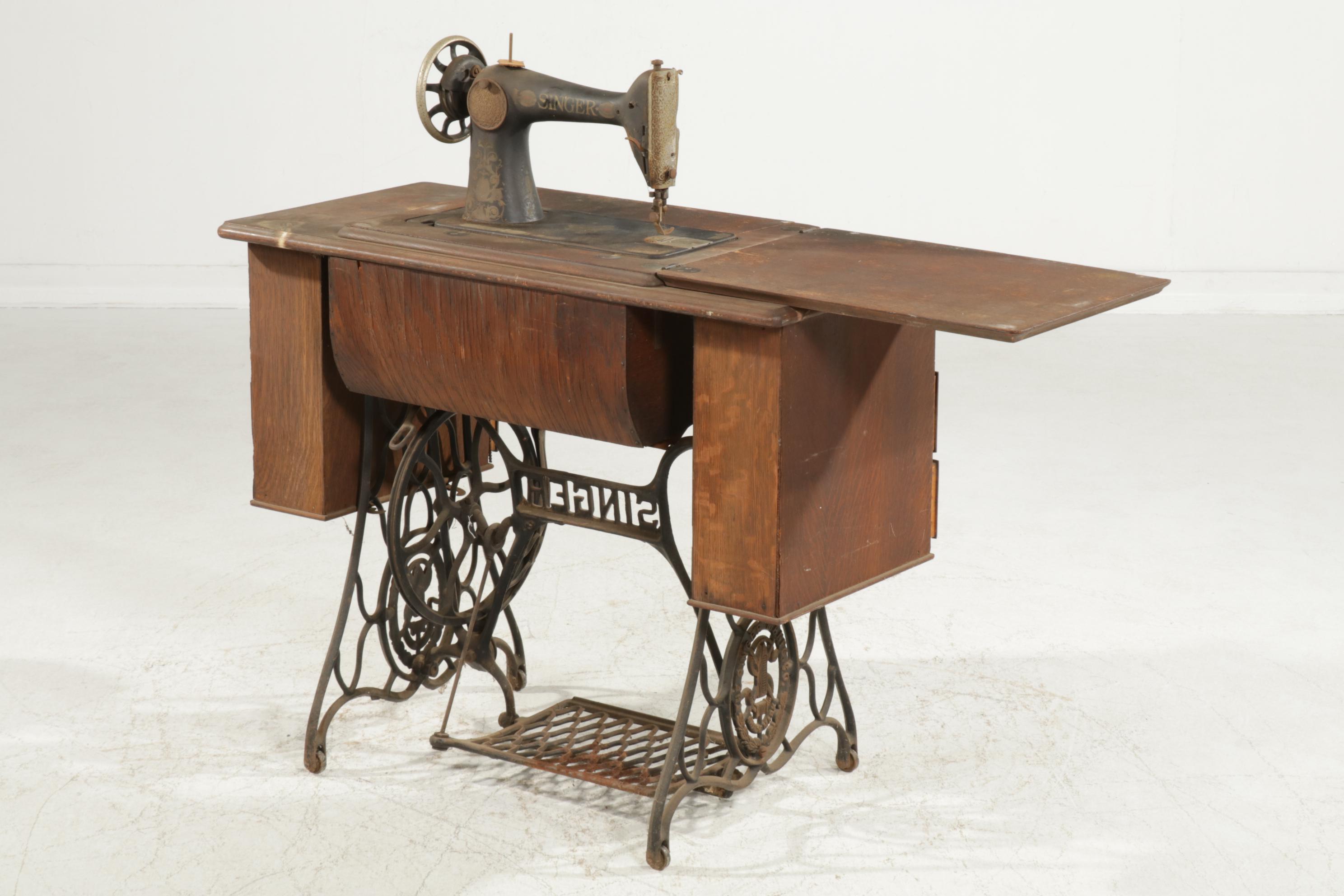Singer Sewing Machine in Oak and Cast Iron Cabinet, Early 20th Century