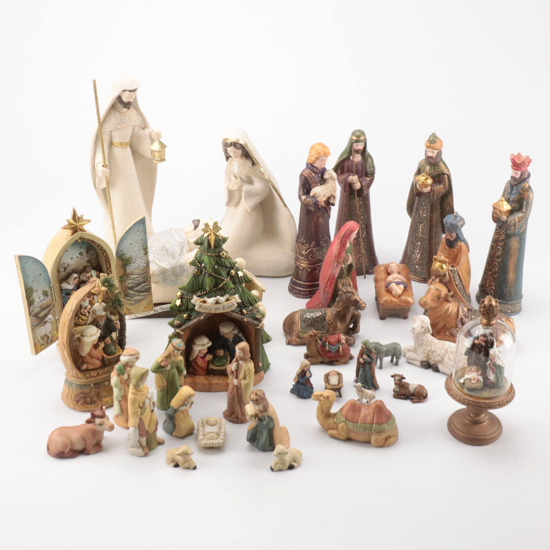 Thomas Pacconi Classics, Christmas Avenue with Other Nativity Figurines