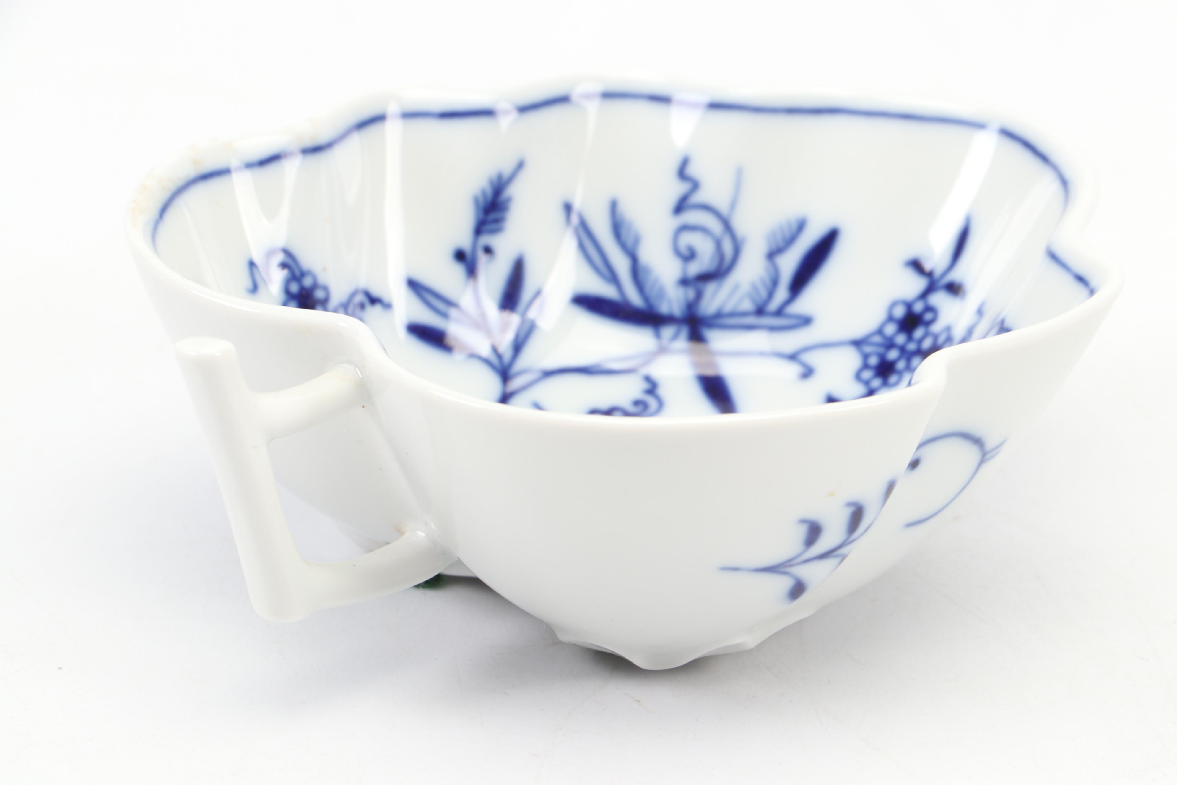 Meissen Porcelain "Blue Onion" Leaf Shaped Dish, 20th Century