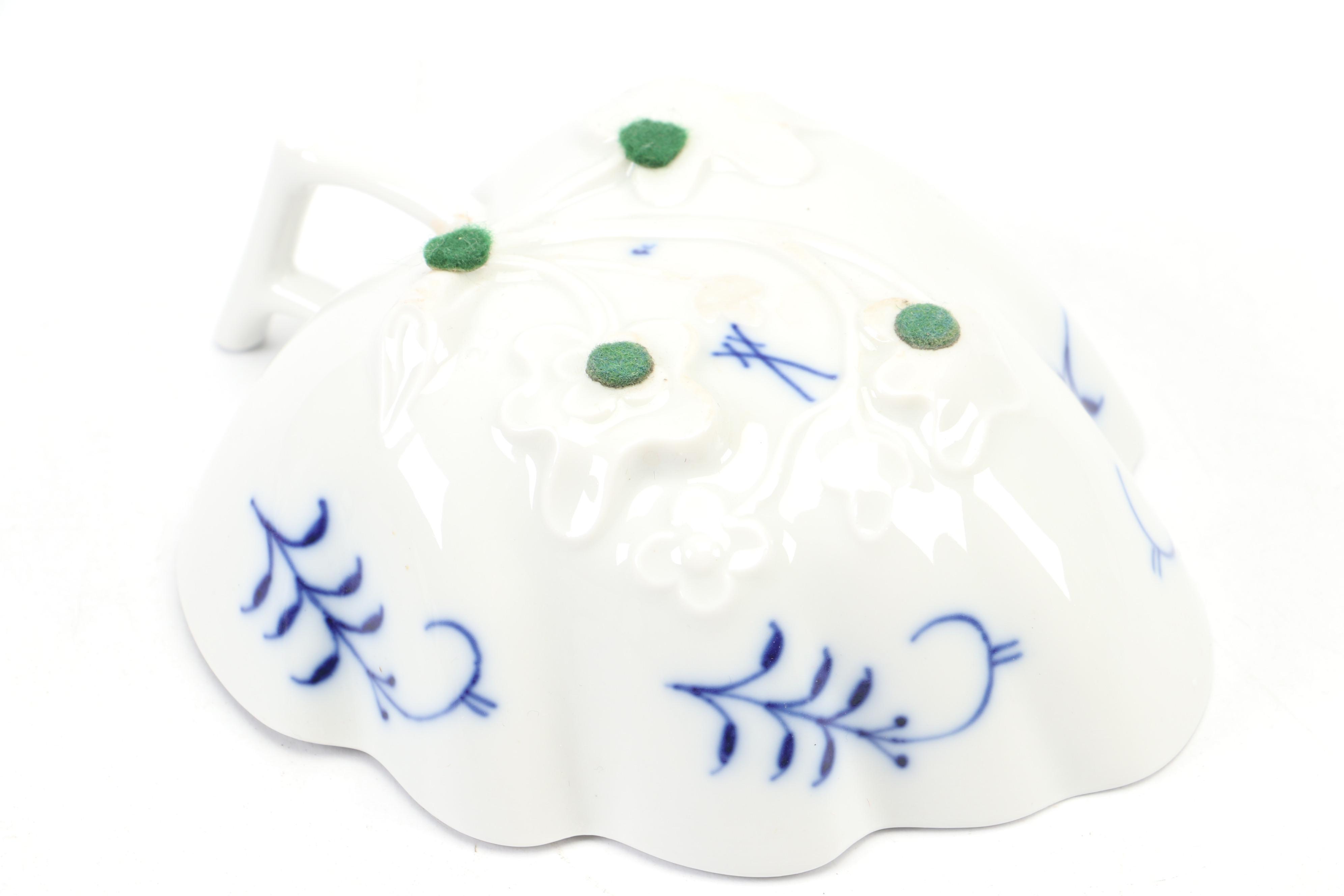 Meissen Porcelain "Blue Onion" Leaf Shaped Dish, 20th Century