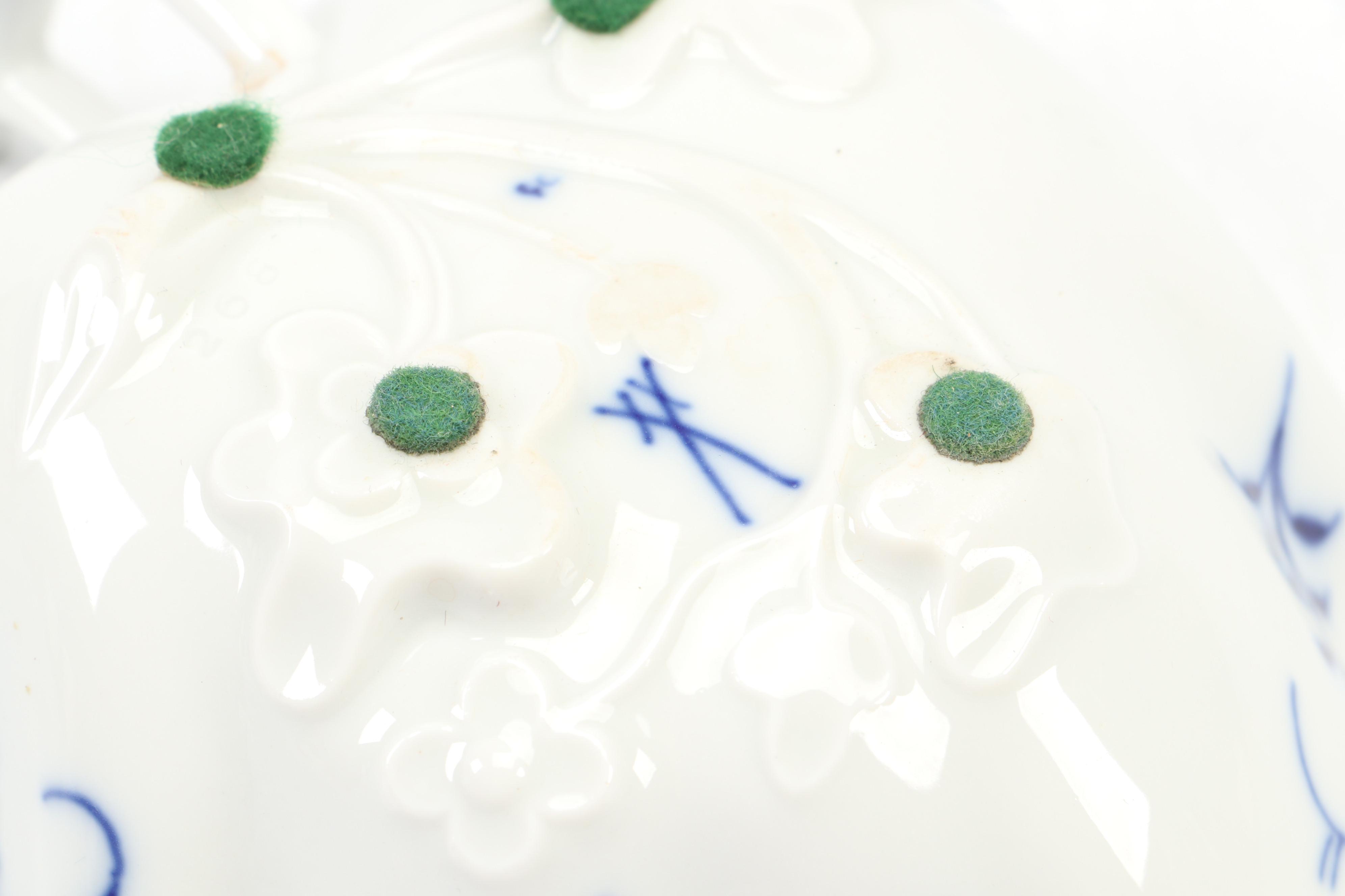 Meissen Porcelain "Blue Onion" Leaf Shaped Dish, 20th Century