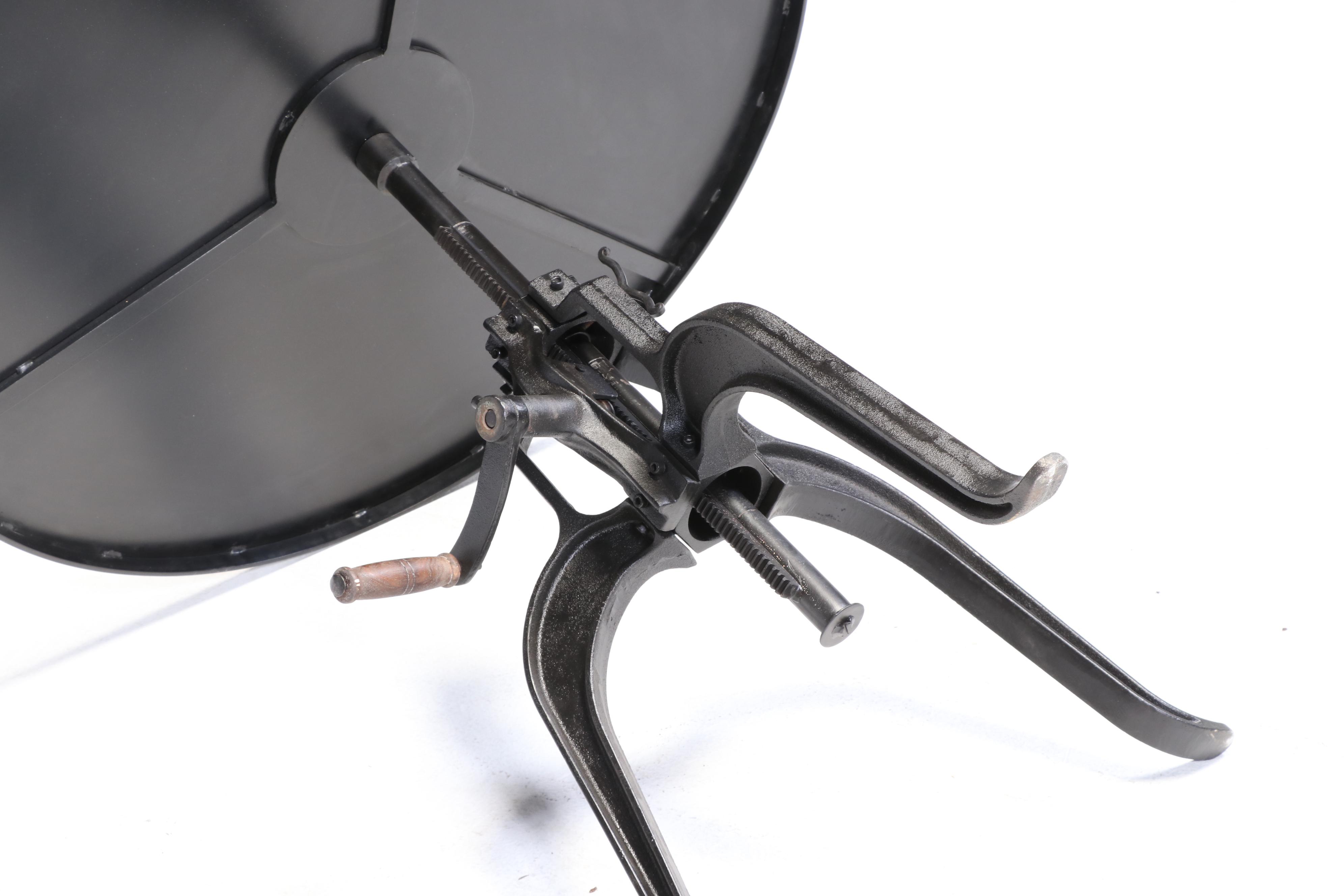 Industrial Style Black Powder-Coated Iron Adjustable-Height Crank Dining Table