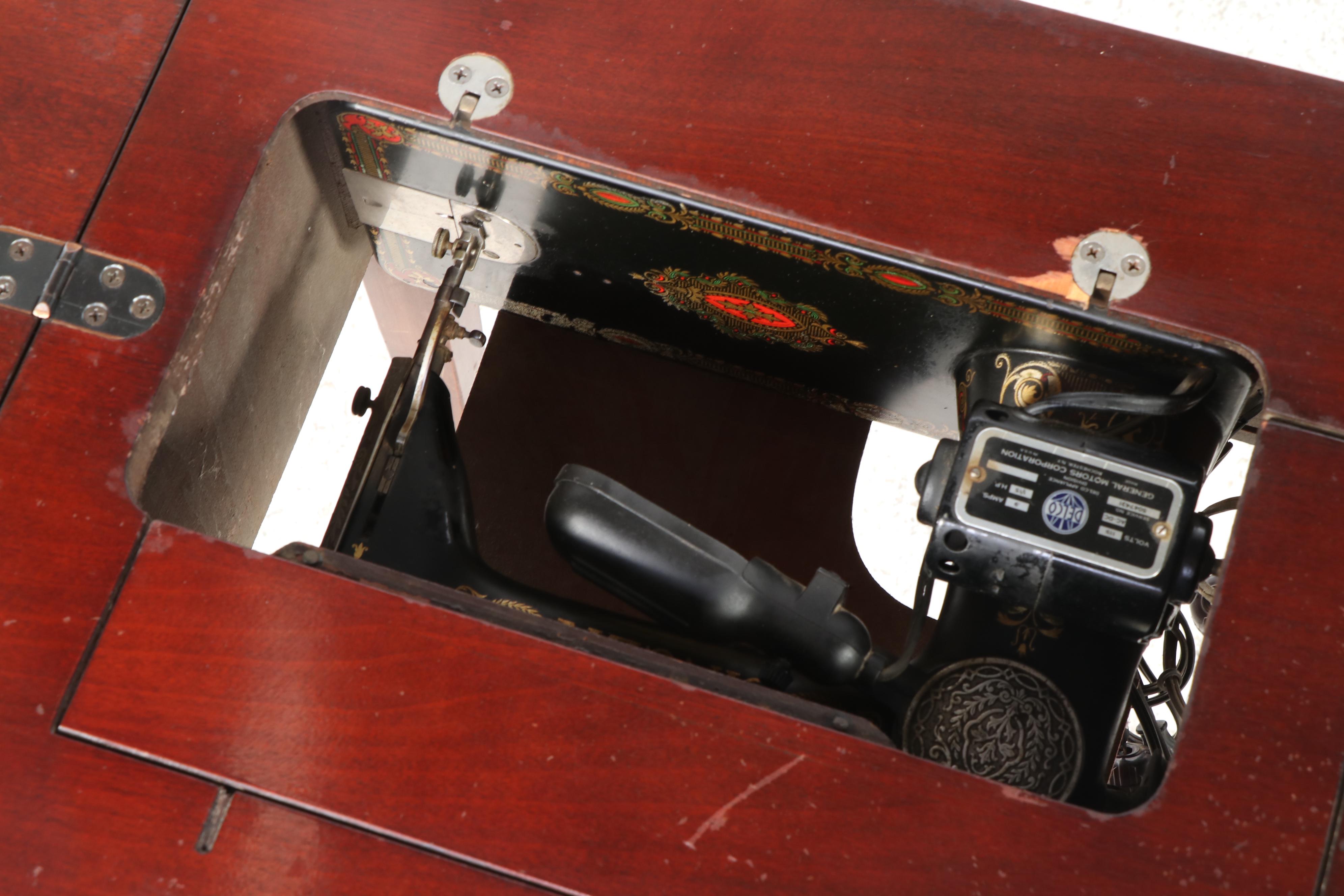 Singer Model 66 Sewing Machine in Wood Cabinet, Early 20th Century