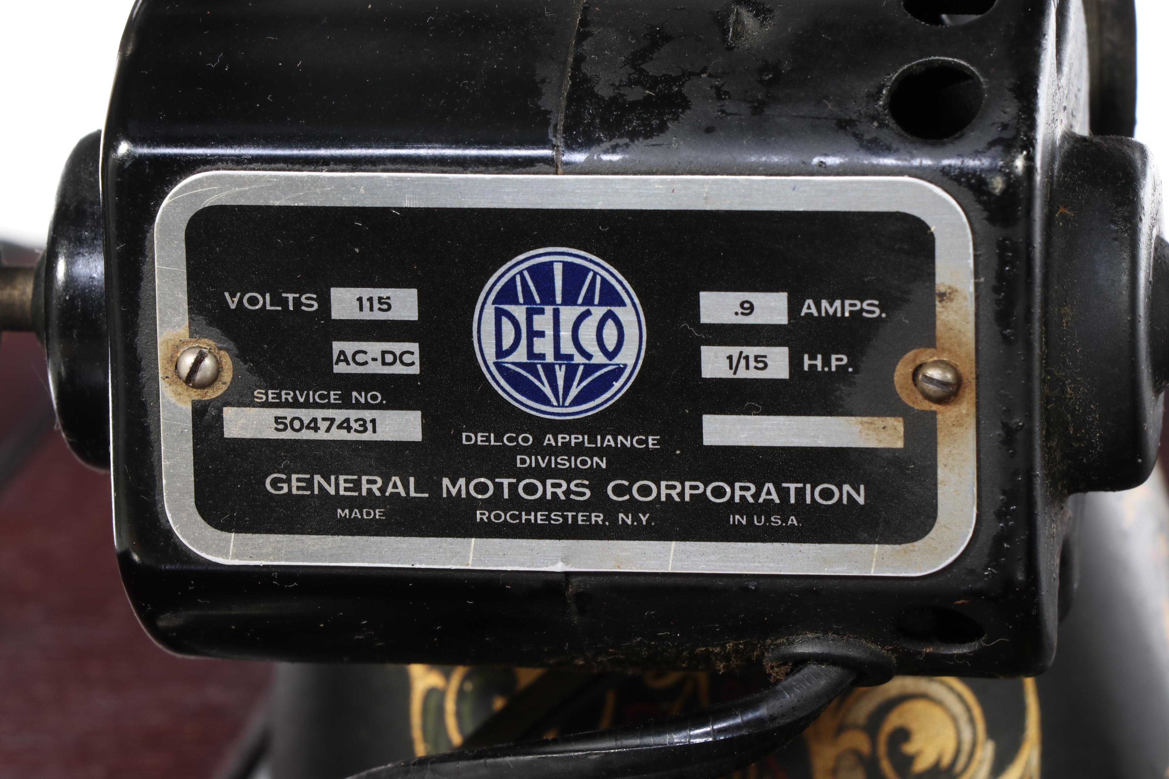 Singer Model 66 Sewing Machine in Wood Cabinet, Early 20th Century