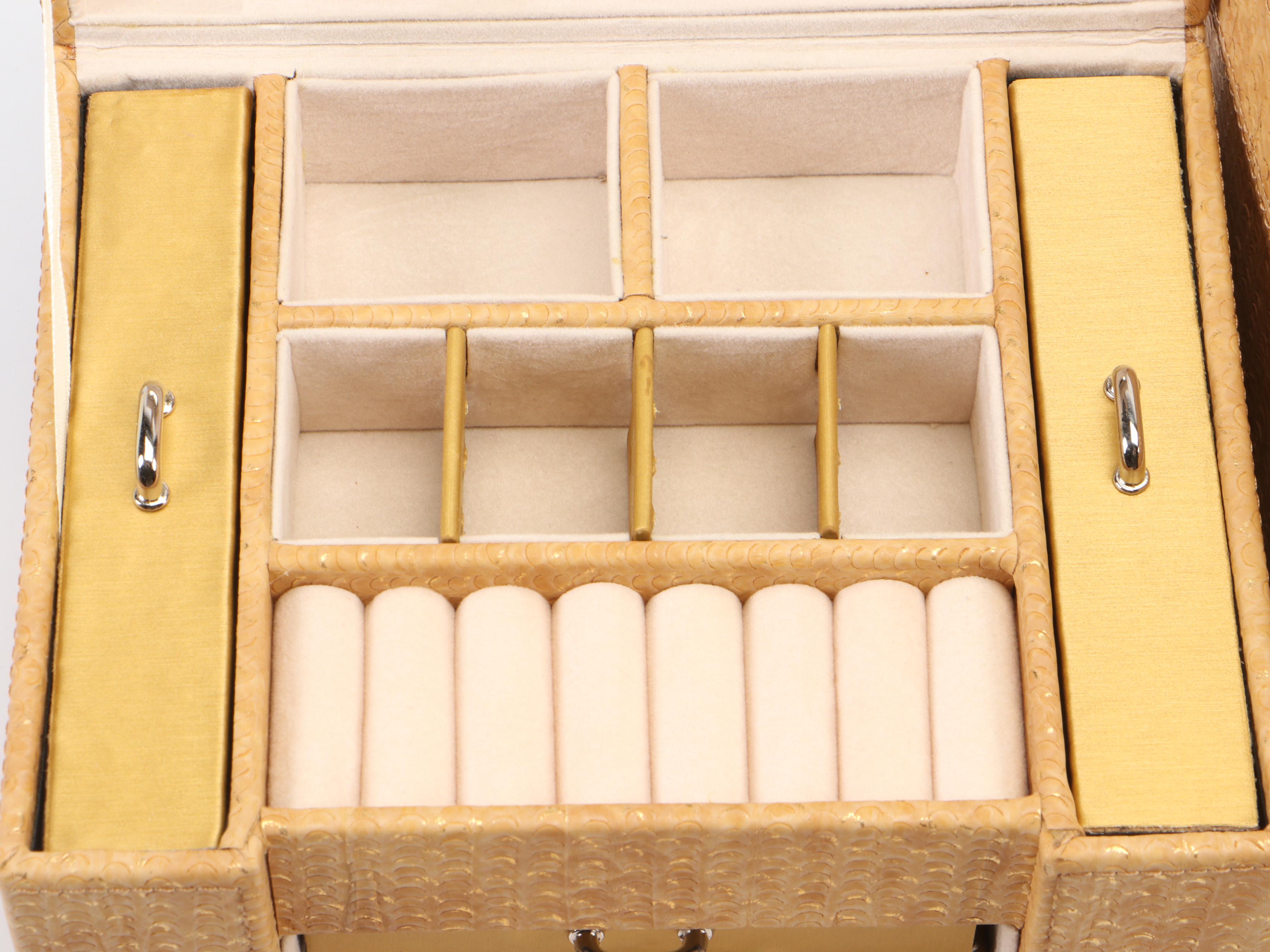 Cube-Shaped Jewelry Boxes