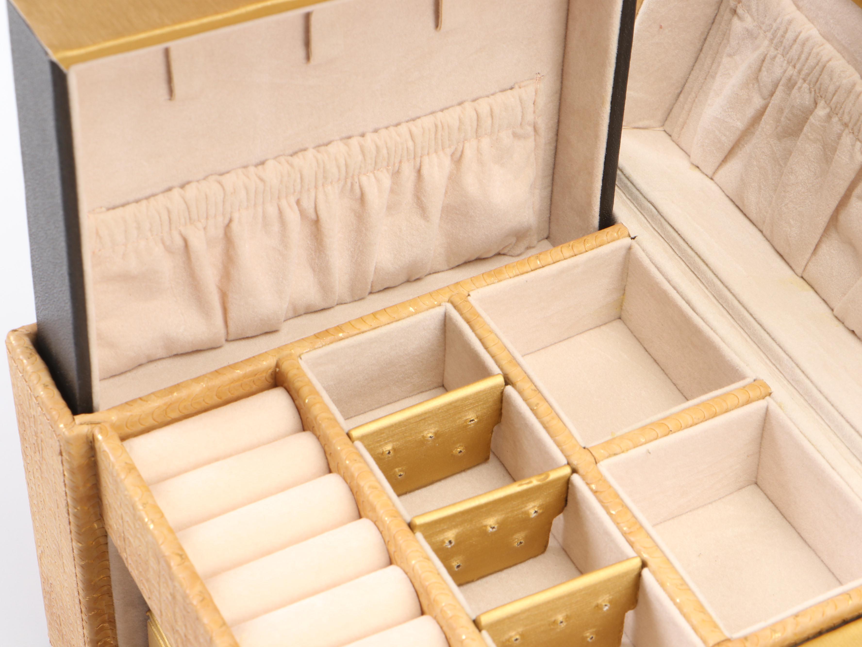 Cube-Shaped Jewelry Boxes