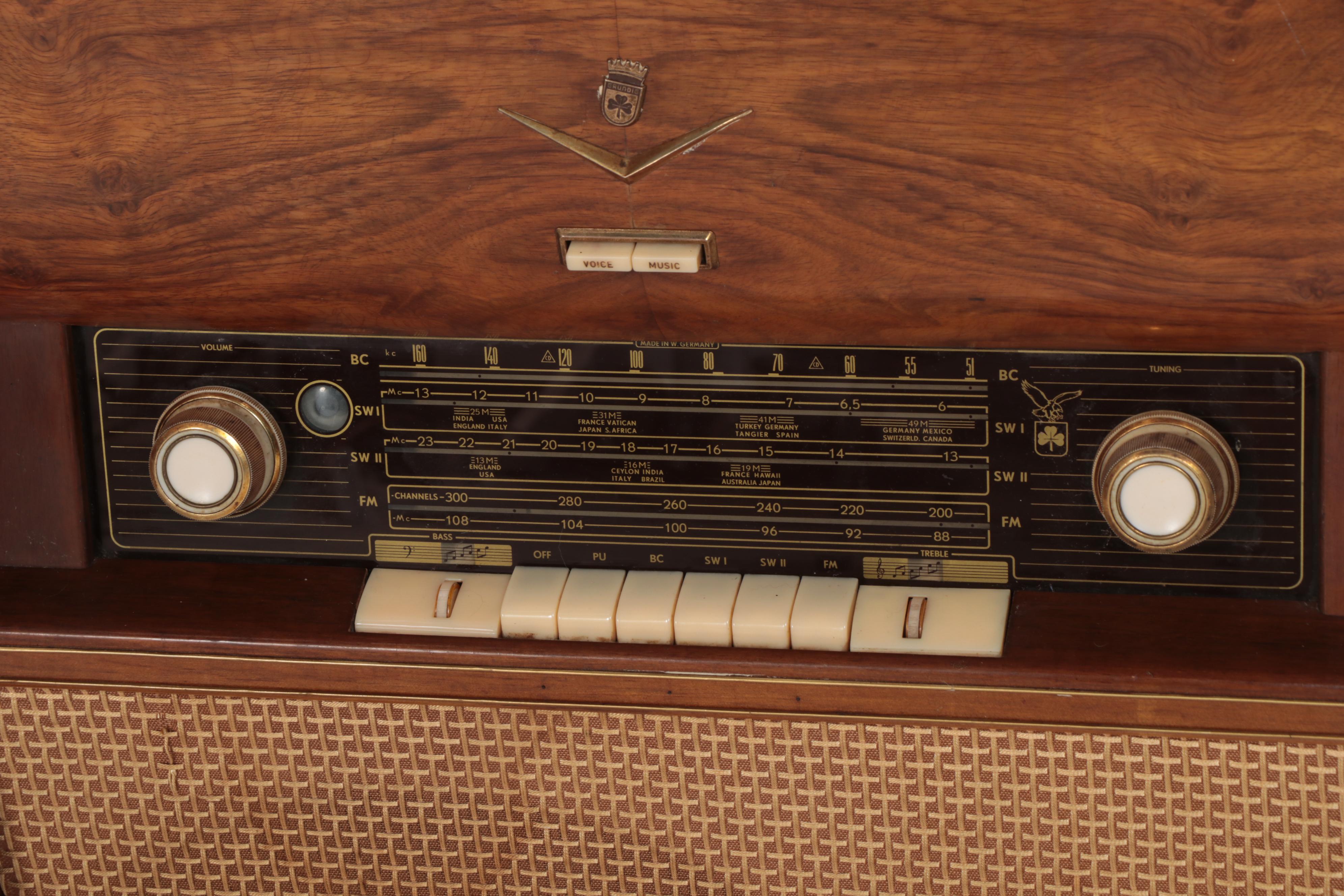 Grundig Majestic International Corp. Musical Instrument 7000 Broadcast Receiver