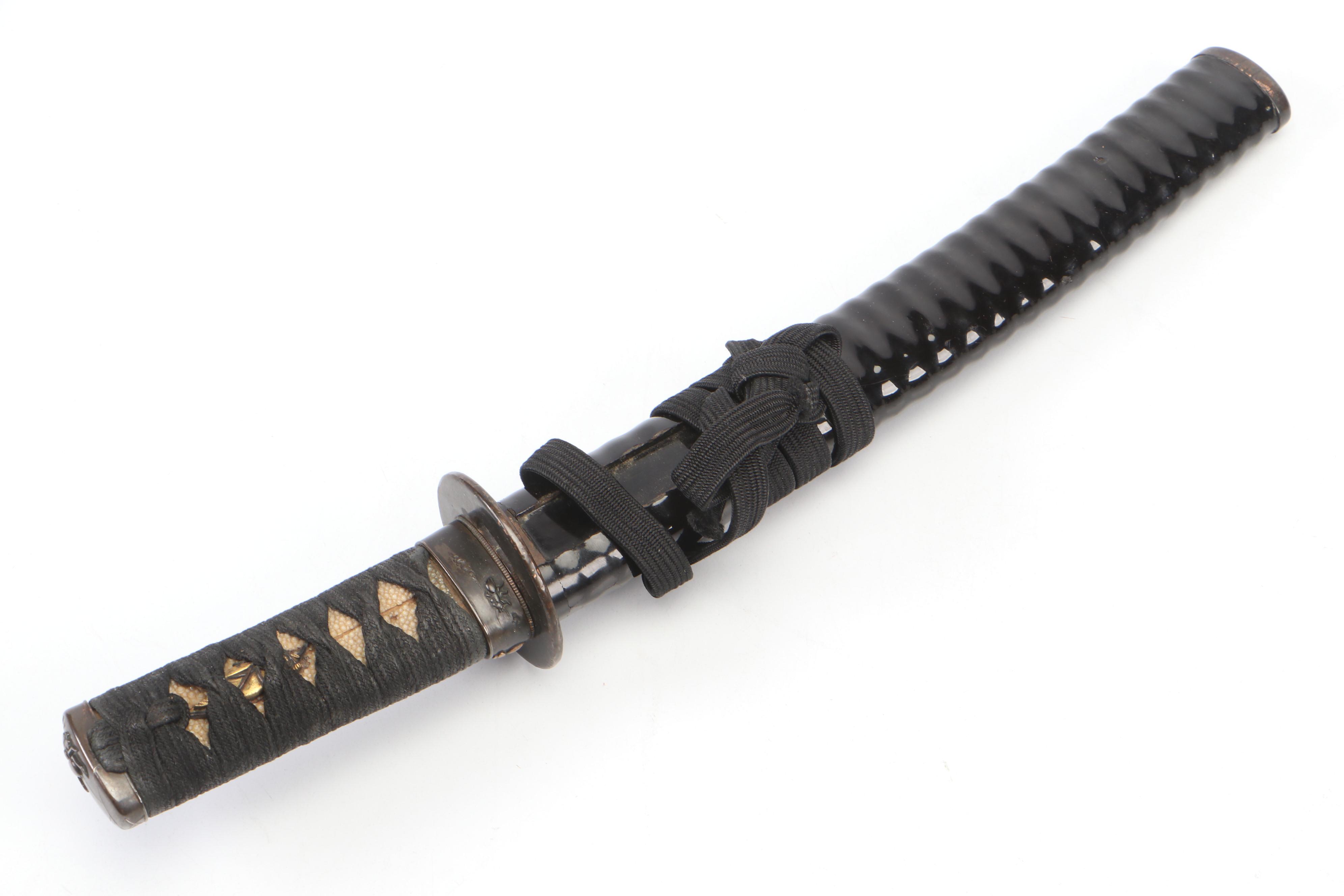 Japanese Workshop Style Tantō Dagger With Lacquered Scabbard