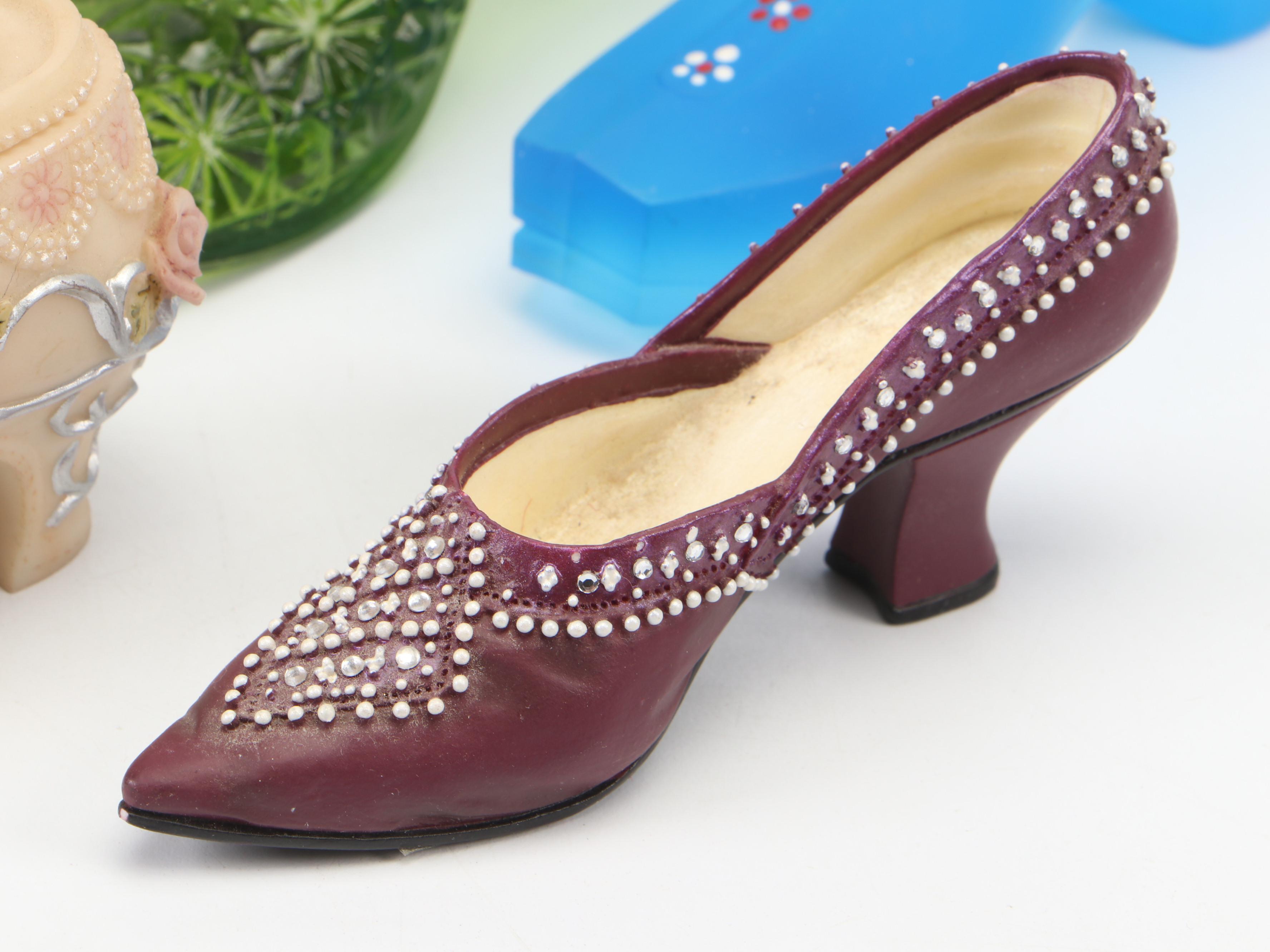 Smith Glass "Daisy and Button Green" Glass Slipper with More Shoe Figurines