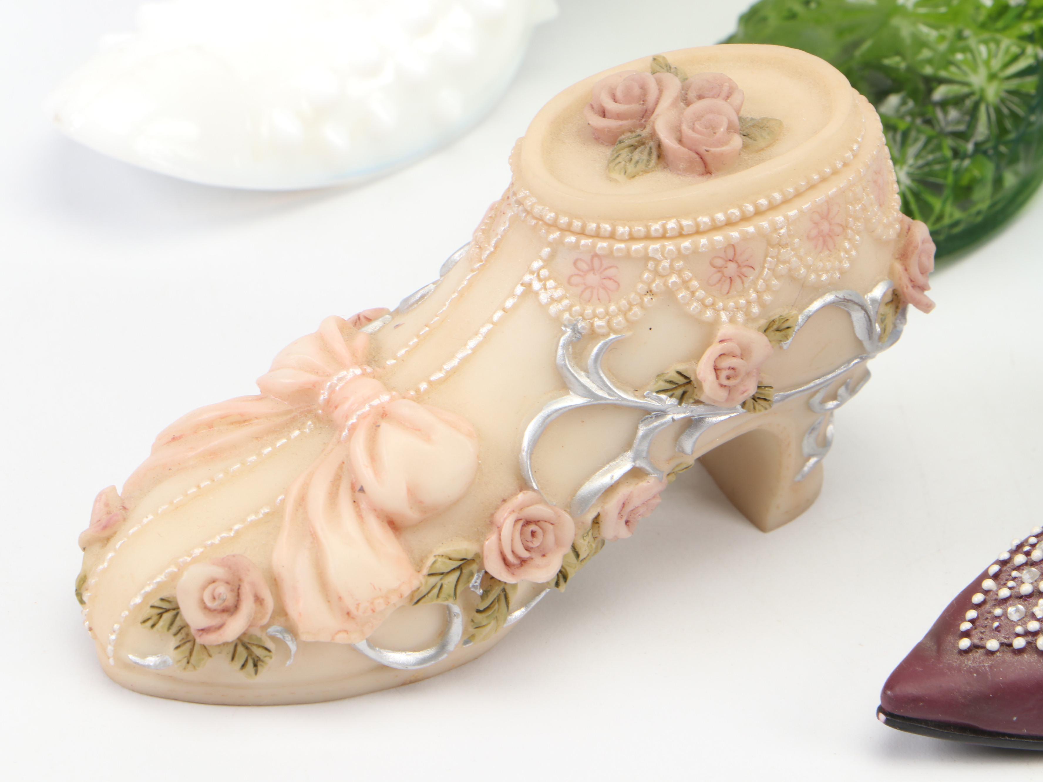 Smith Glass "Daisy and Button Green" Glass Slipper with More Shoe Figurines