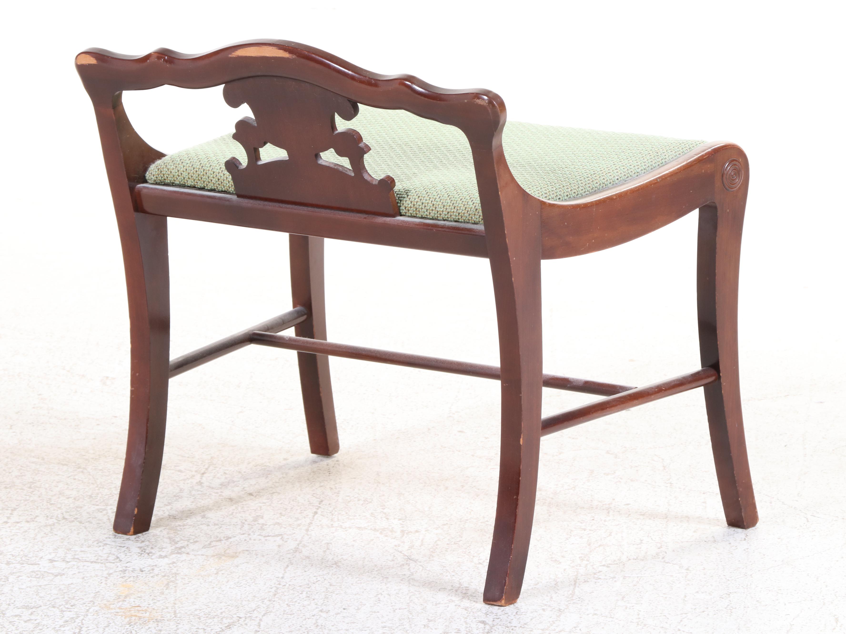 Thomasville Chair Company Classical Style Mahogany Vanity Table with Stool