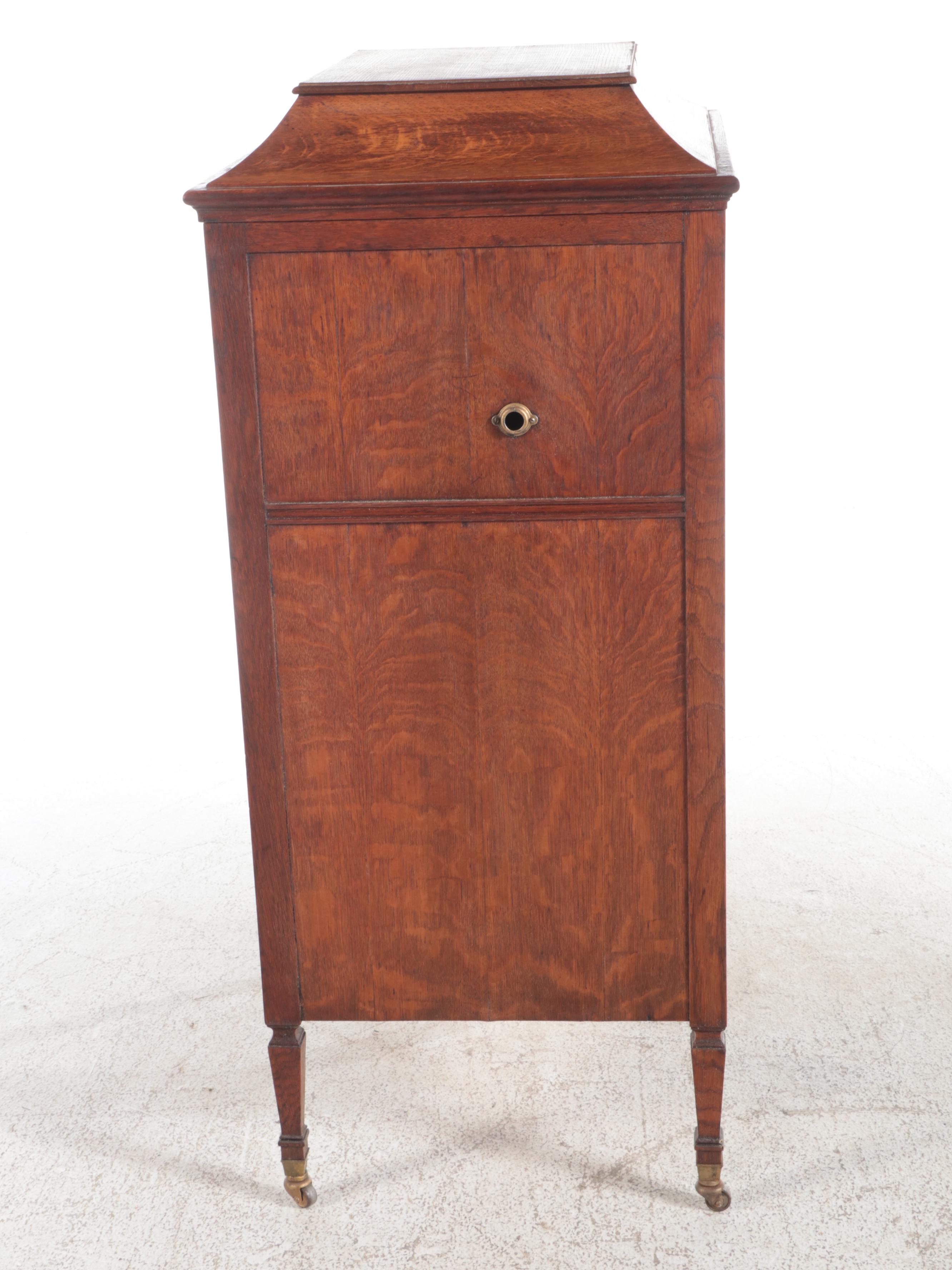 Pathé Frères French Oak-Cabinet Phonograph, Early 20th Century