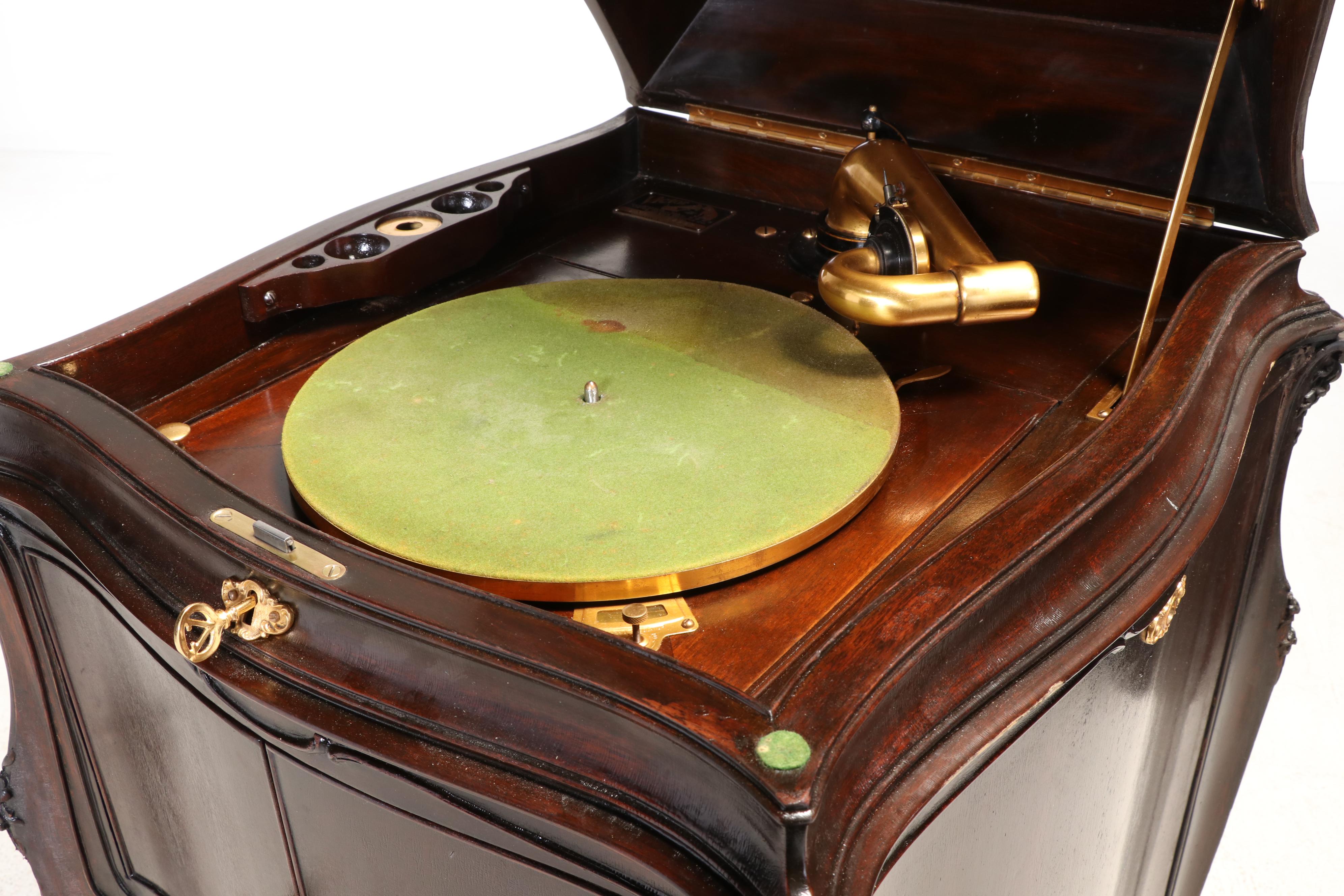 Art Nouveau Victrola Victor VV XVII Cabinet Phonograph, 1918