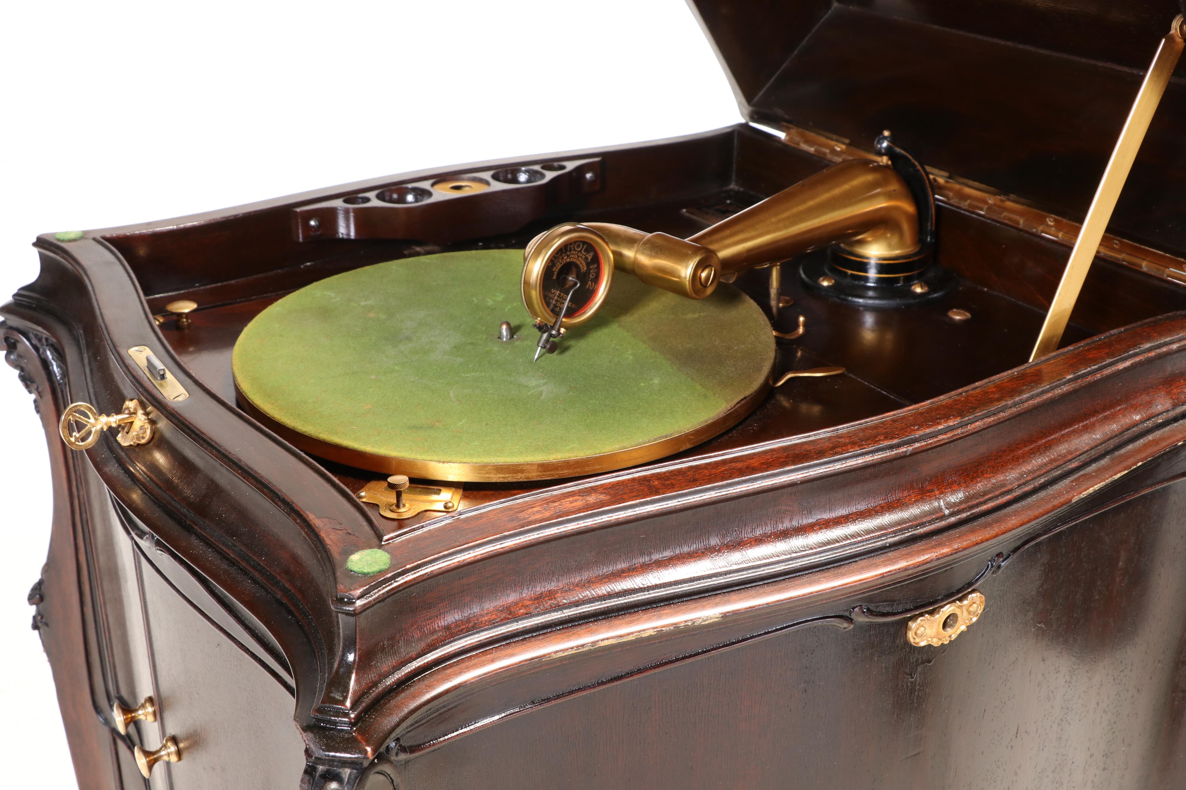 Art Nouveau Victrola Victor VV XVII Cabinet Phonograph, 1918