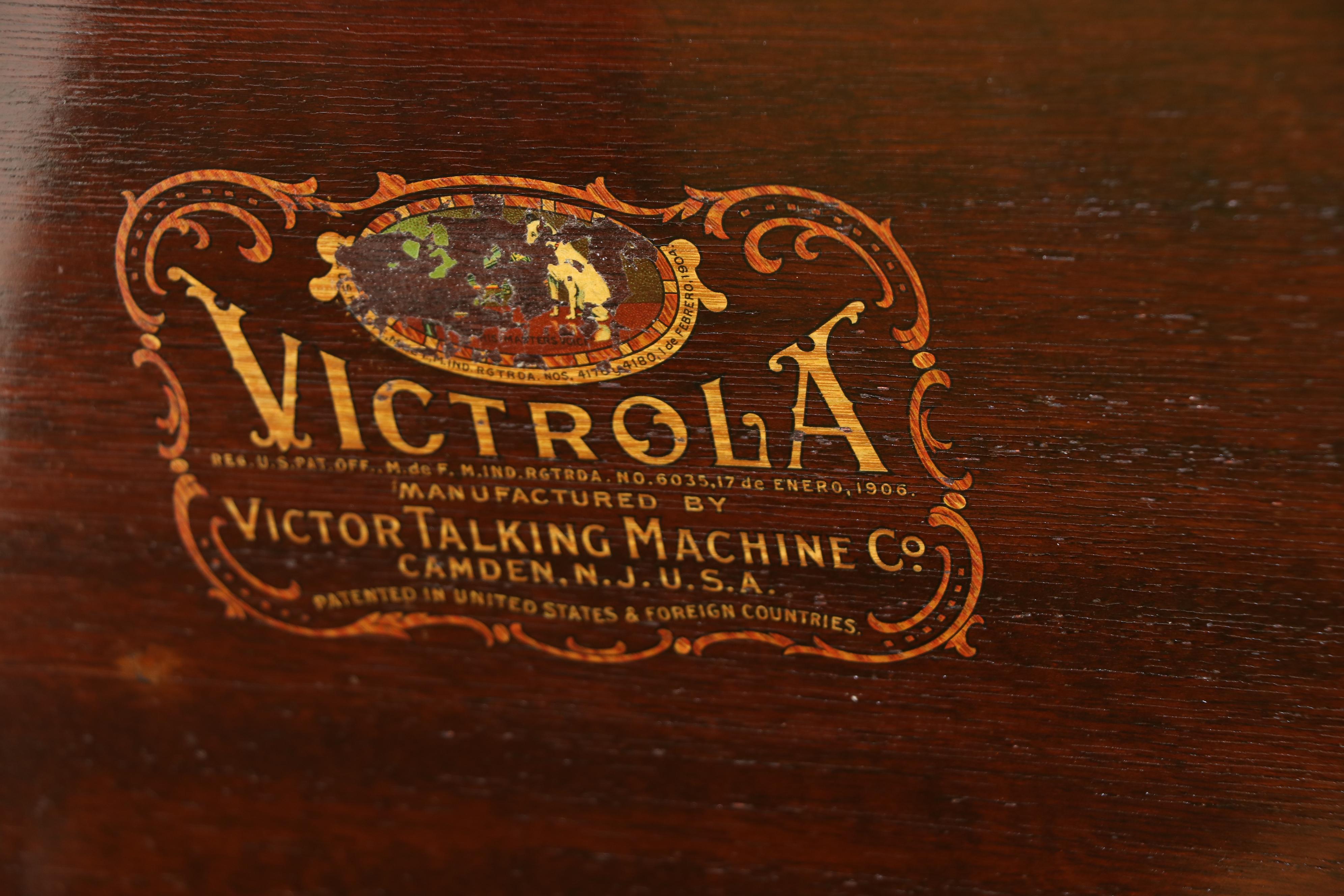 Art Nouveau Victrola Victor VV XVII Cabinet Phonograph, 1918