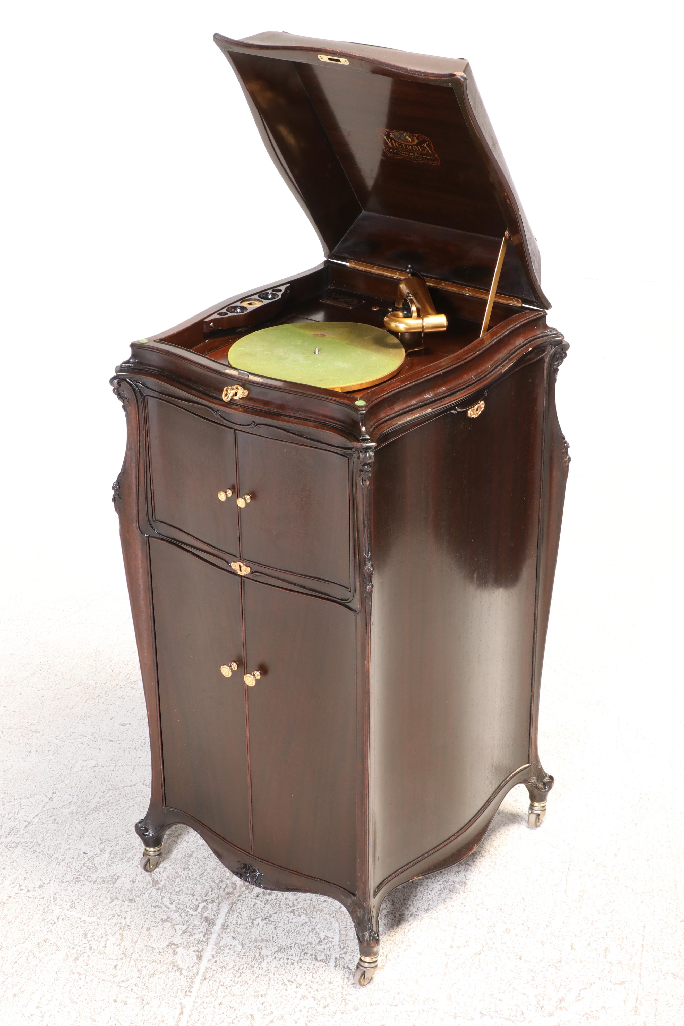 Art Nouveau Victrola Victor VV XVII Cabinet Phonograph, 1918