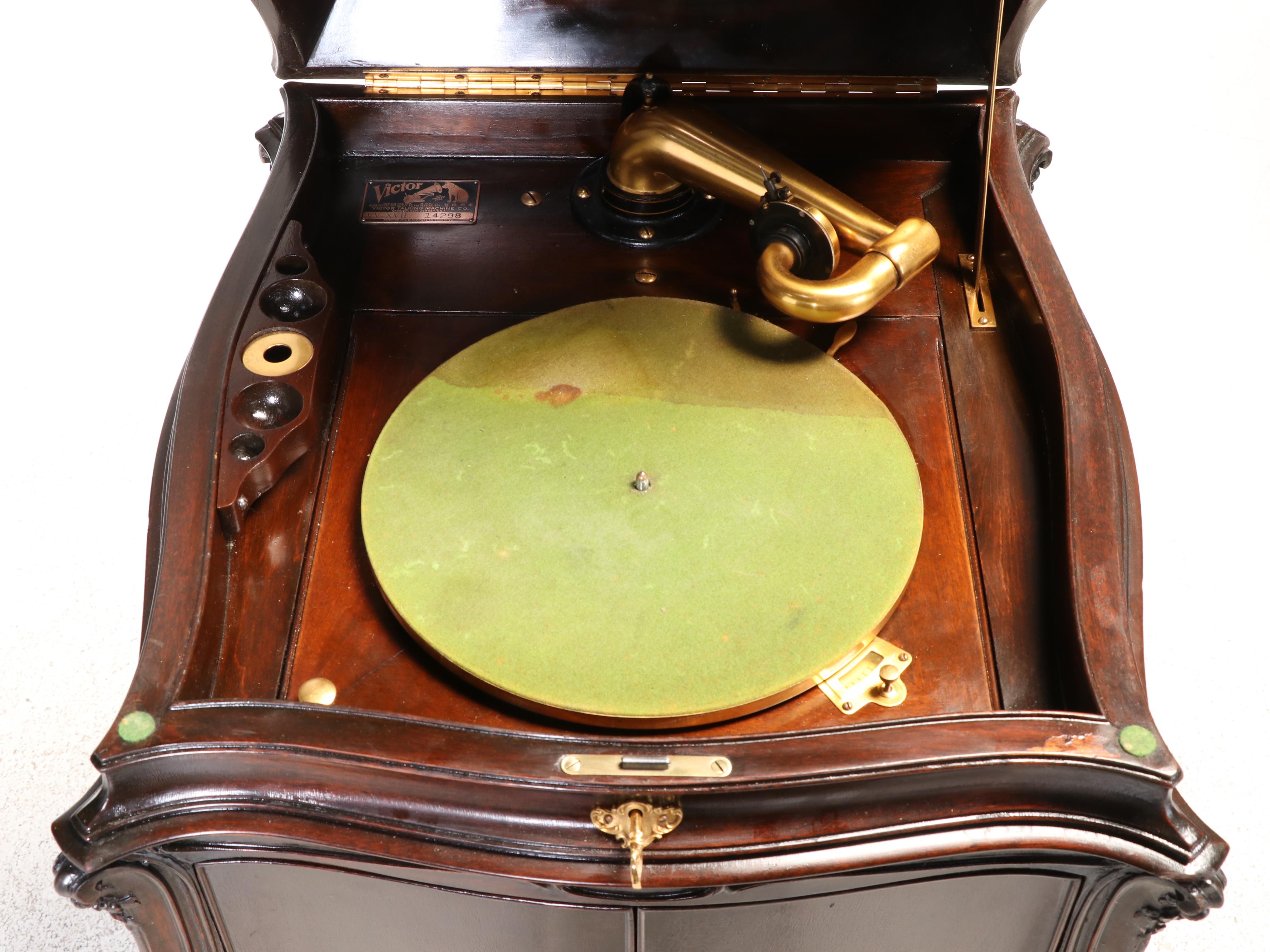 Art Nouveau Victrola Victor VV XVII Cabinet Phonograph, 1918