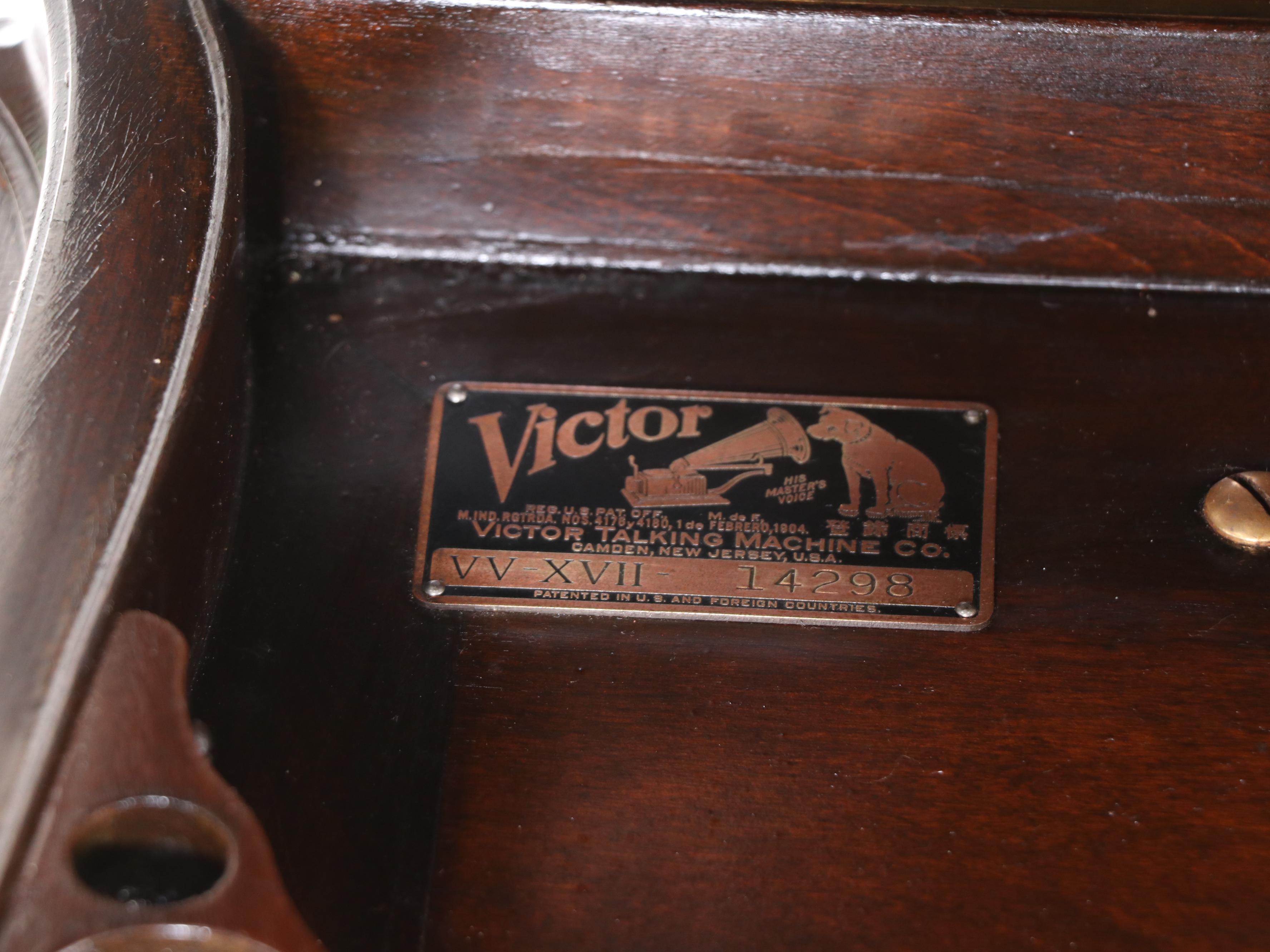 Art Nouveau Victrola Victor VV XVII Cabinet Phonograph, 1918