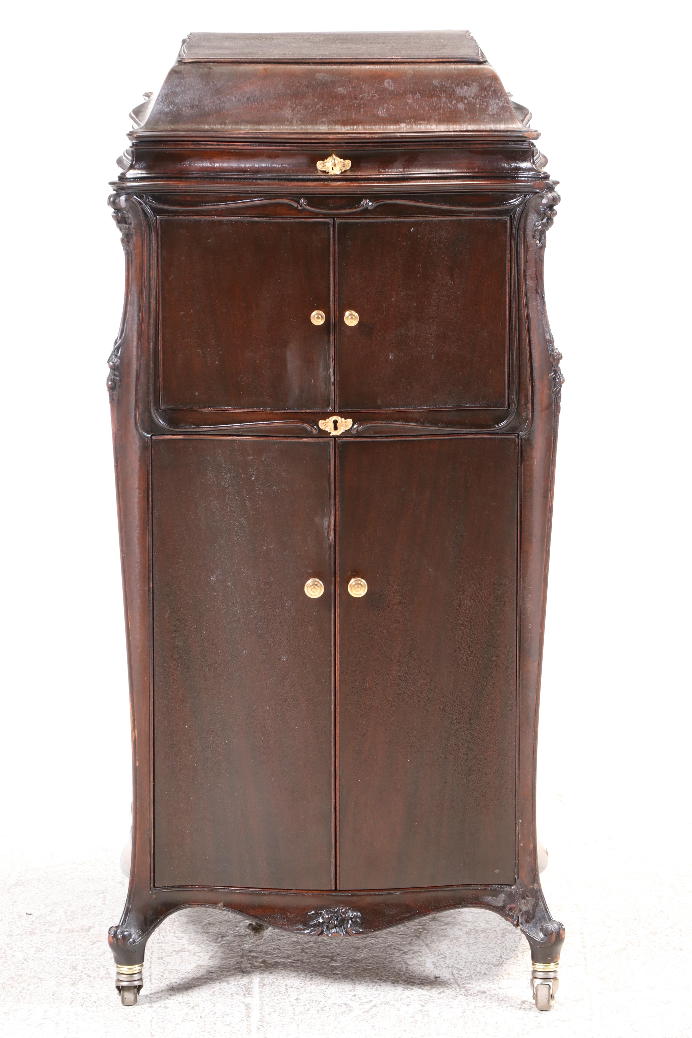 Art Nouveau Victrola Victor VV XVII Cabinet Phonograph, 1918