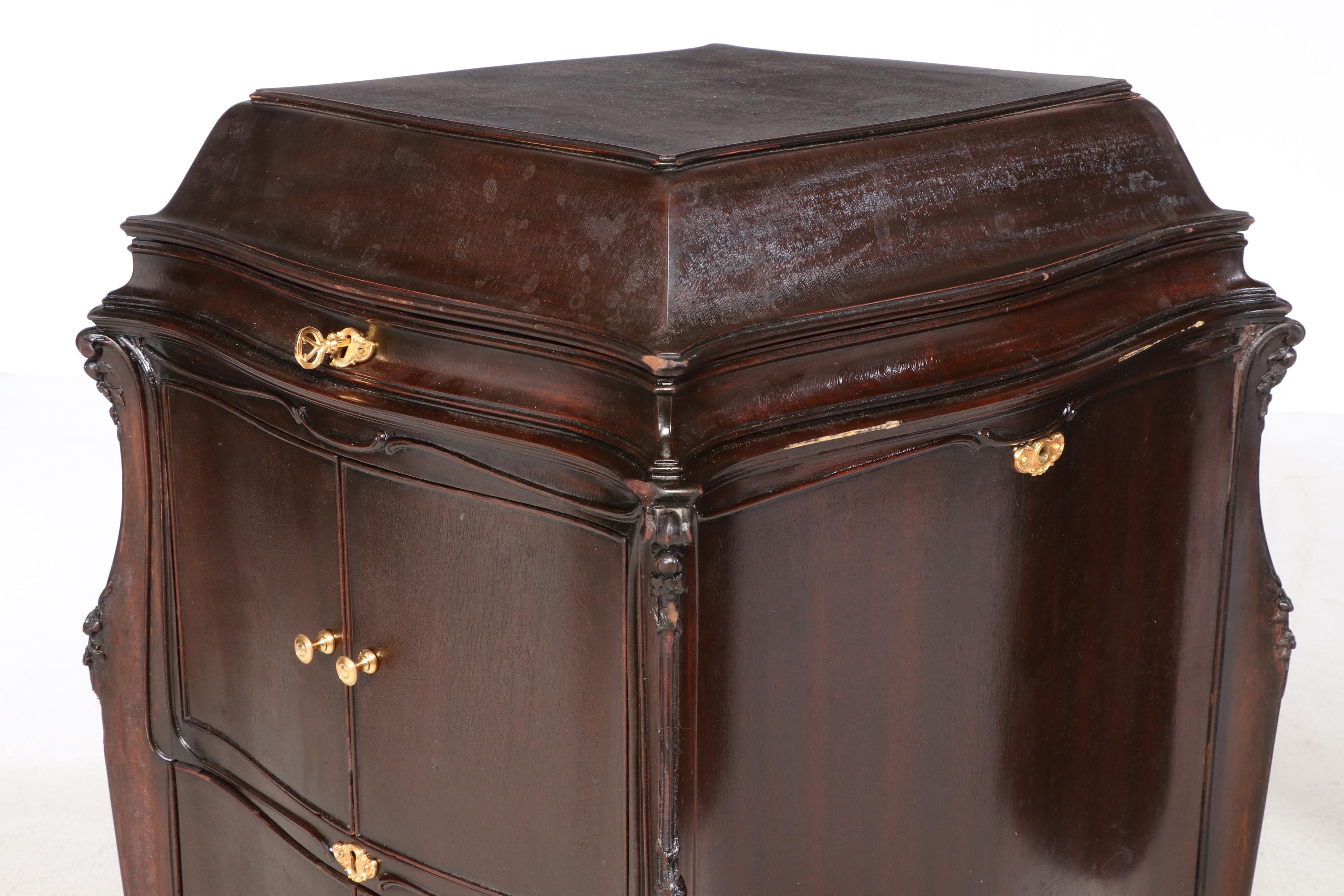 Art Nouveau Victrola Victor VV XVII Cabinet Phonograph, 1918