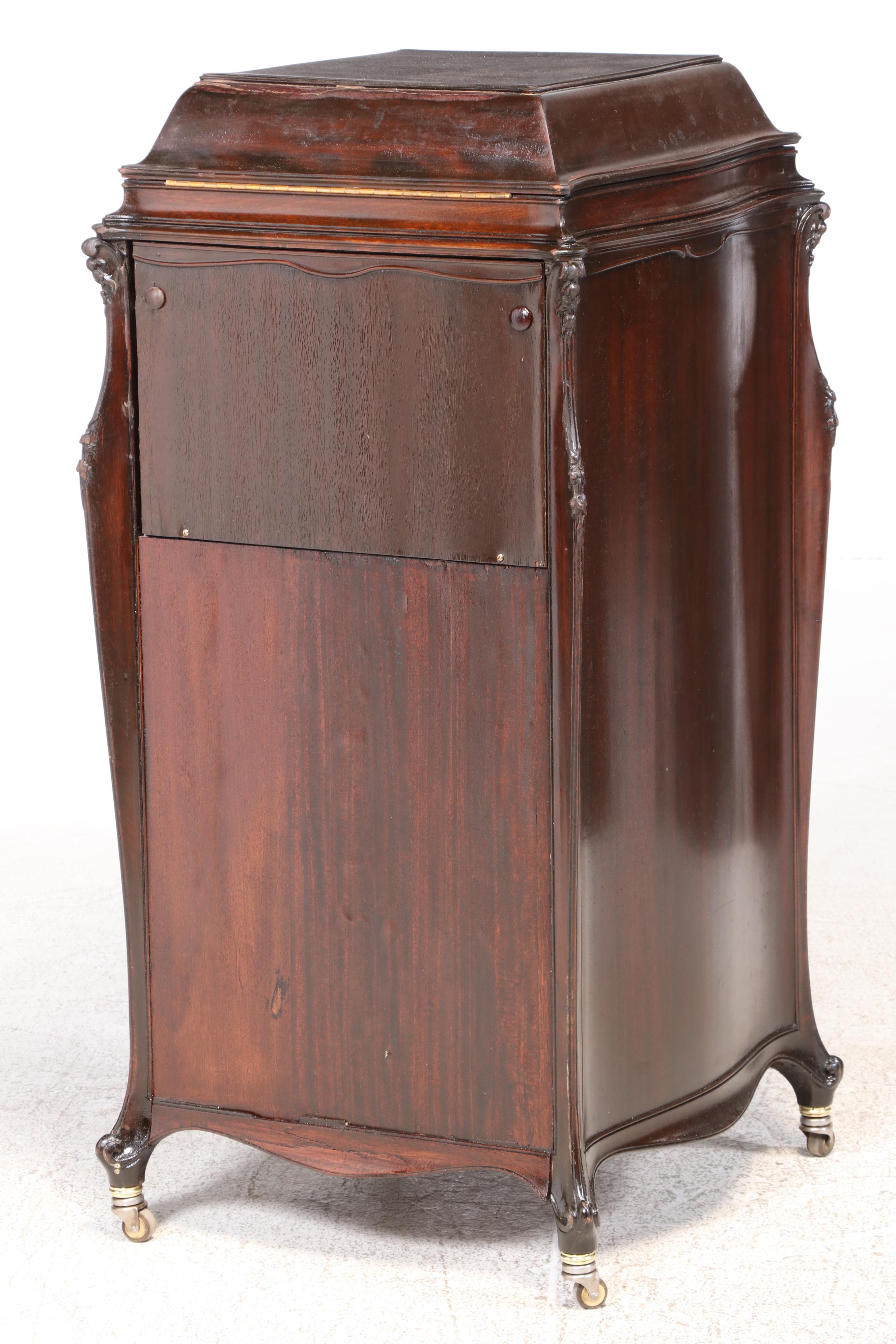 Art Nouveau Victrola Victor VV XVII Cabinet Phonograph, 1918