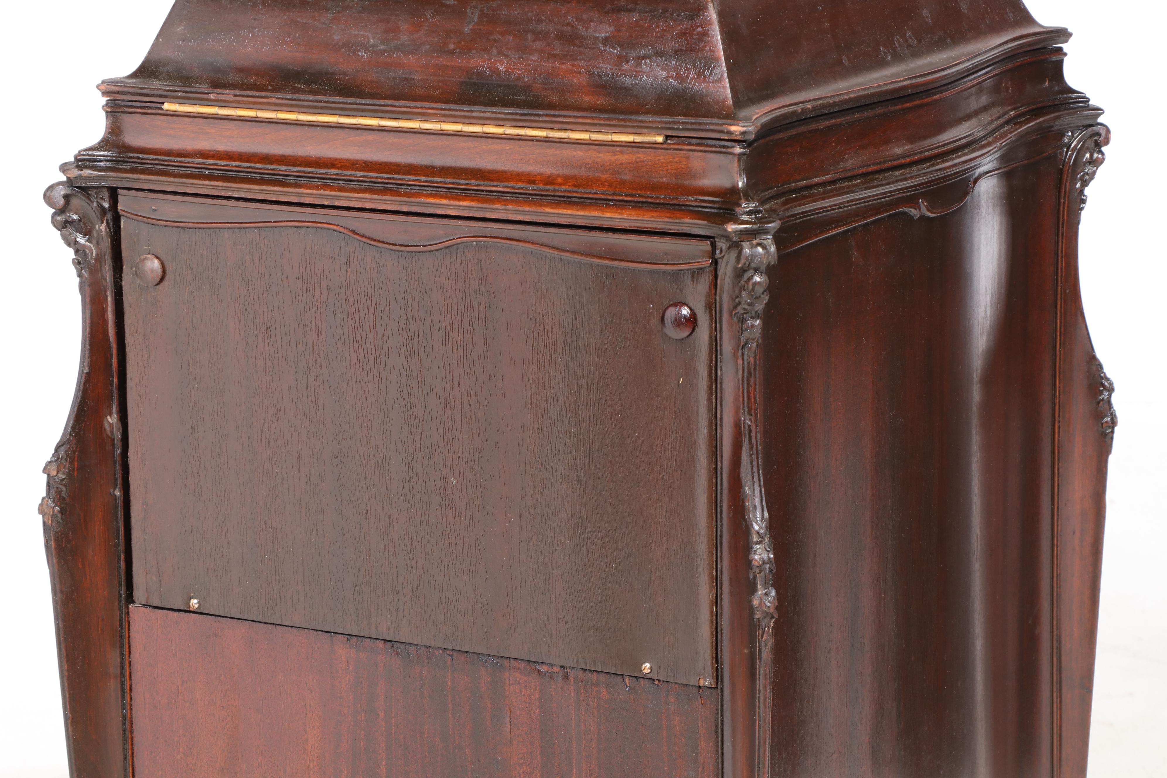 Art Nouveau Victrola Victor VV XVII Cabinet Phonograph, 1918