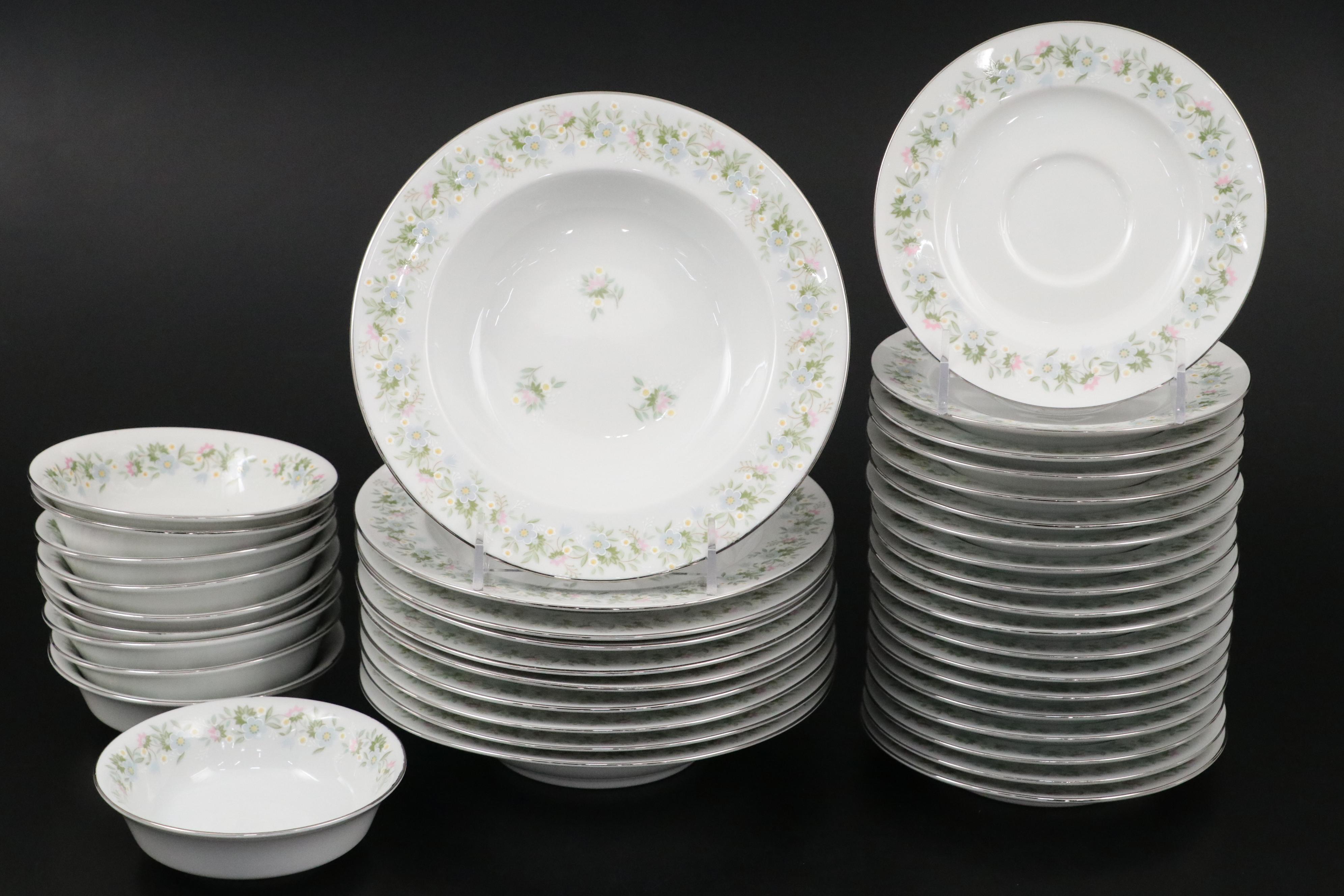 Johannes Haviland "Forever Spring" Porcelain Dinnerware, Late 20th C.