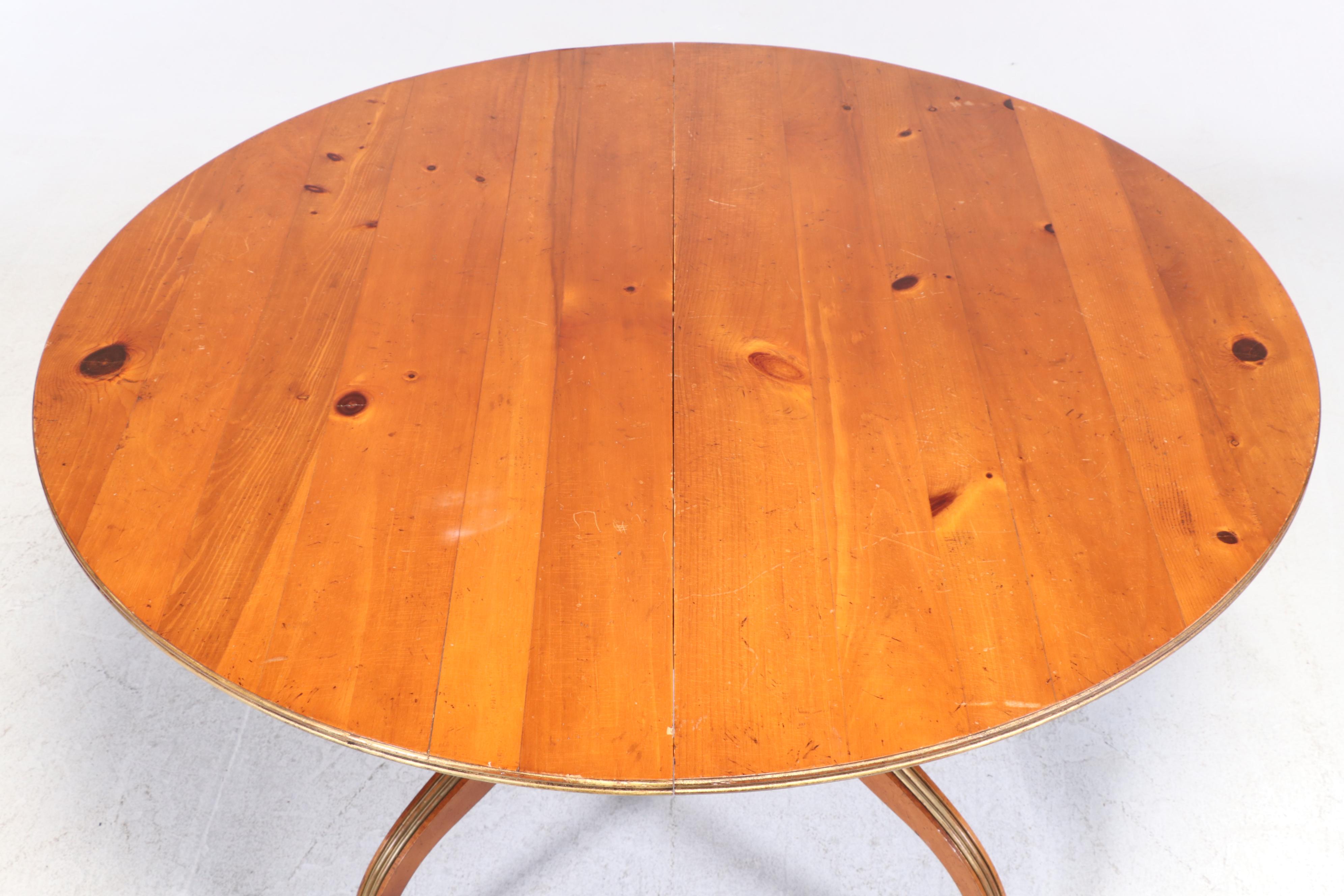 Baker "Historic Charleston" Pine, Maple, and Parcel-Gilt Extending Dining Table