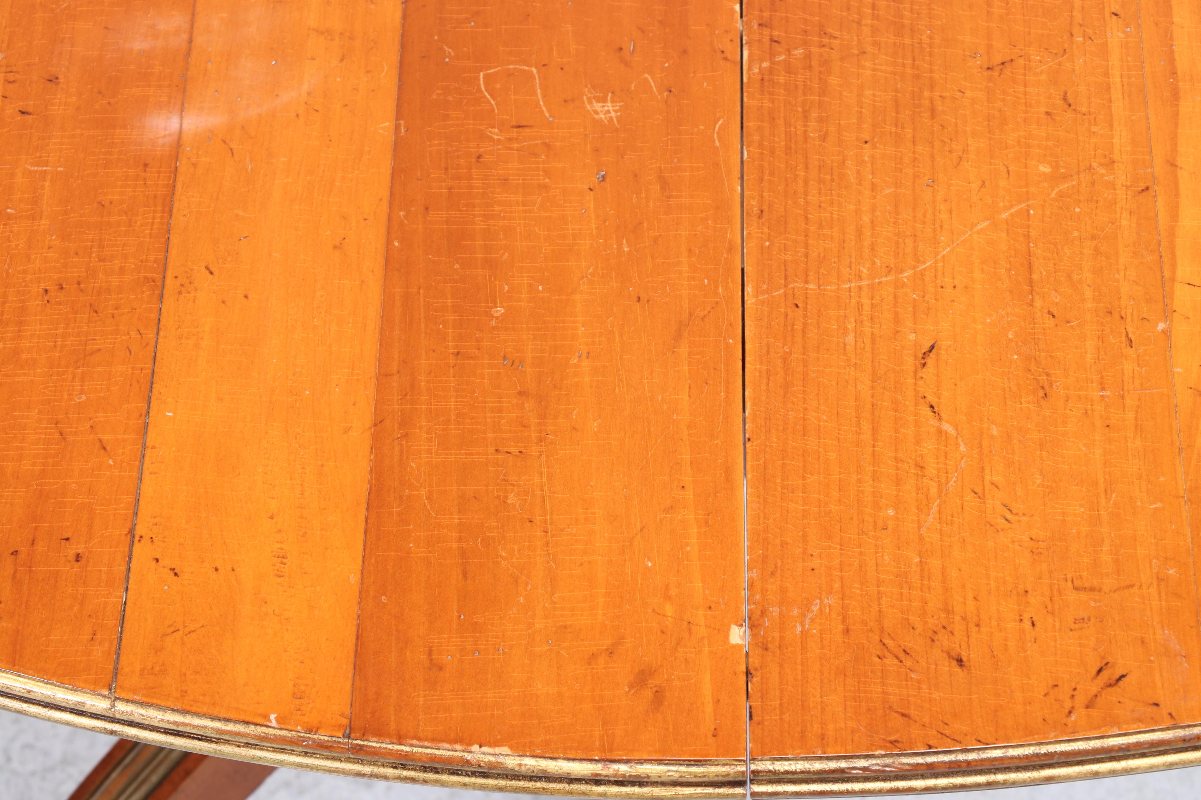 Baker "Historic Charleston" Pine, Maple, and Parcel-Gilt Extending Dining Table
