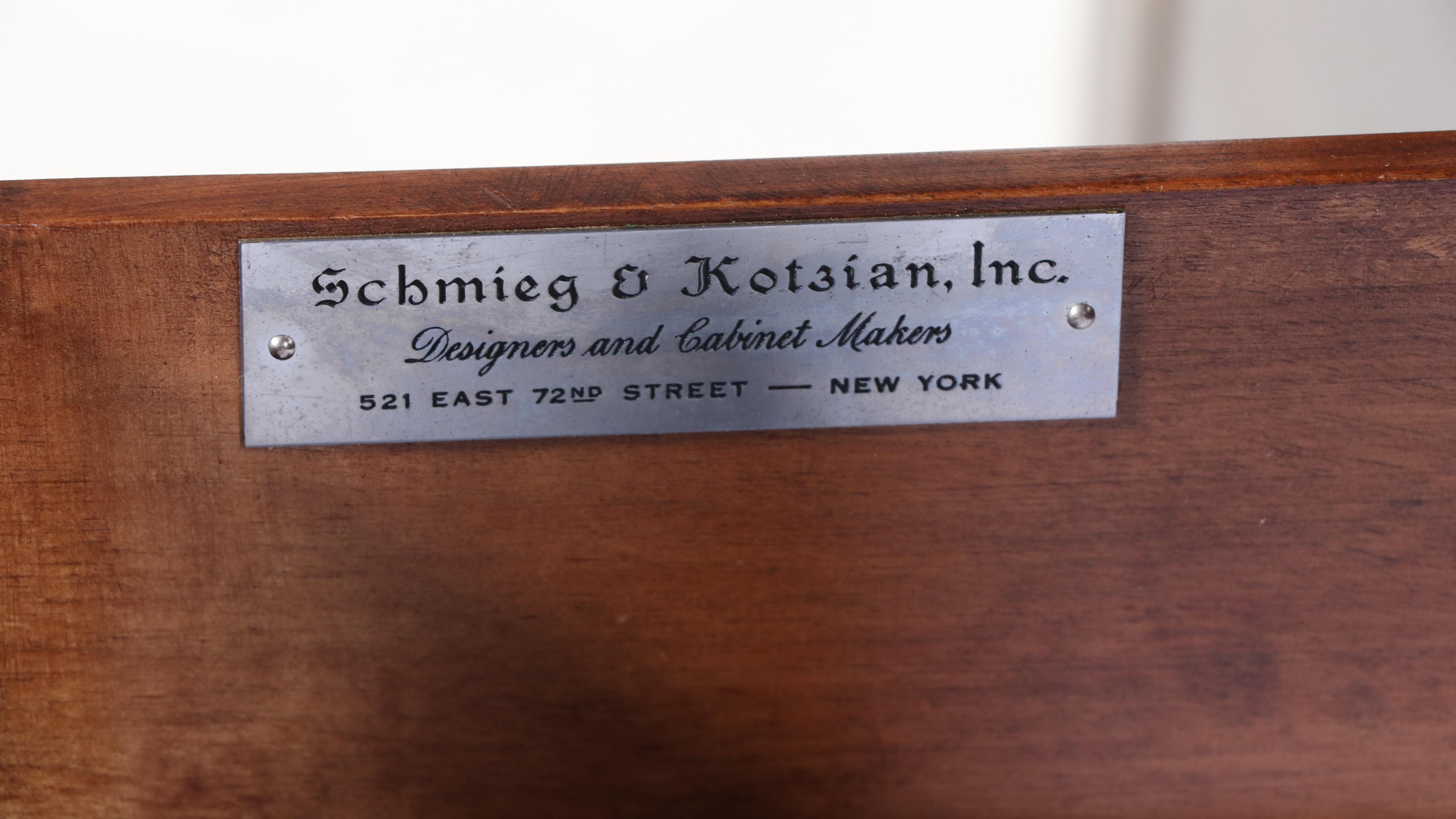 Schmieg & Kotzian Chinoiserie-Decorated Queen Anne Style China Cabinet