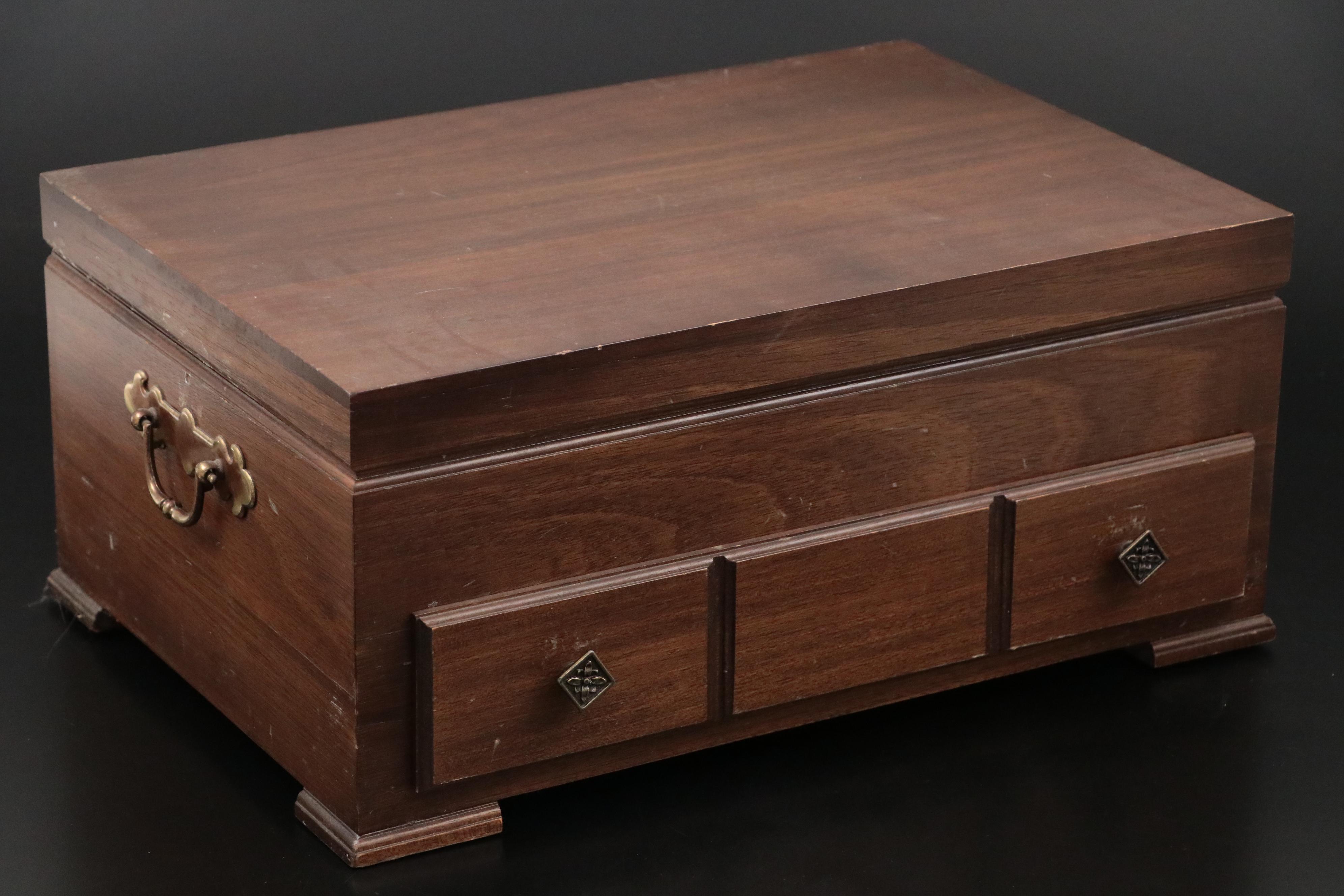 Lunt "Eloquence" Sterling Silver Flatware, Mid to Late 20th C.