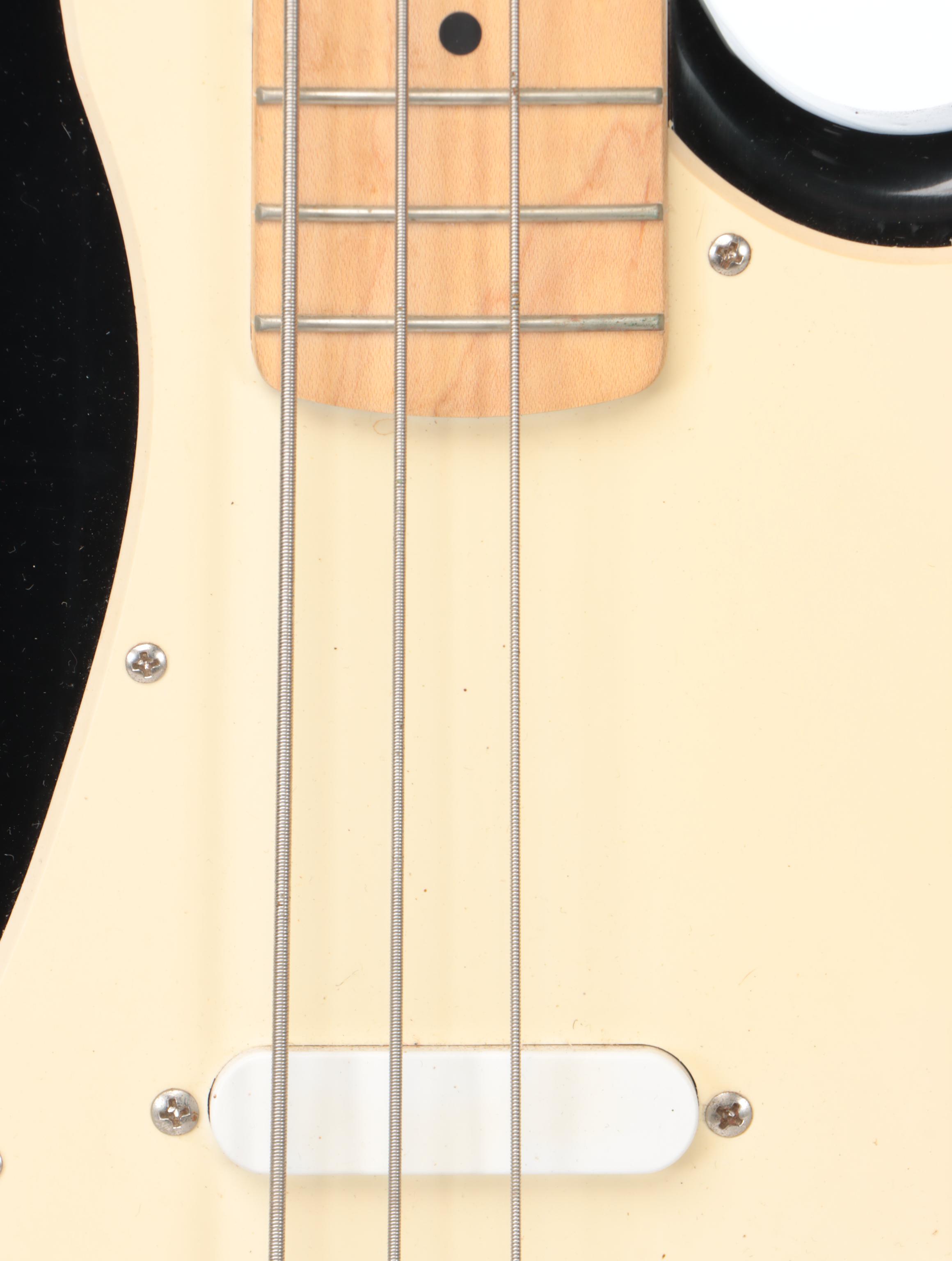 Squier Short Scale Bronco Bass with Fender Rumble 25 Amp and More