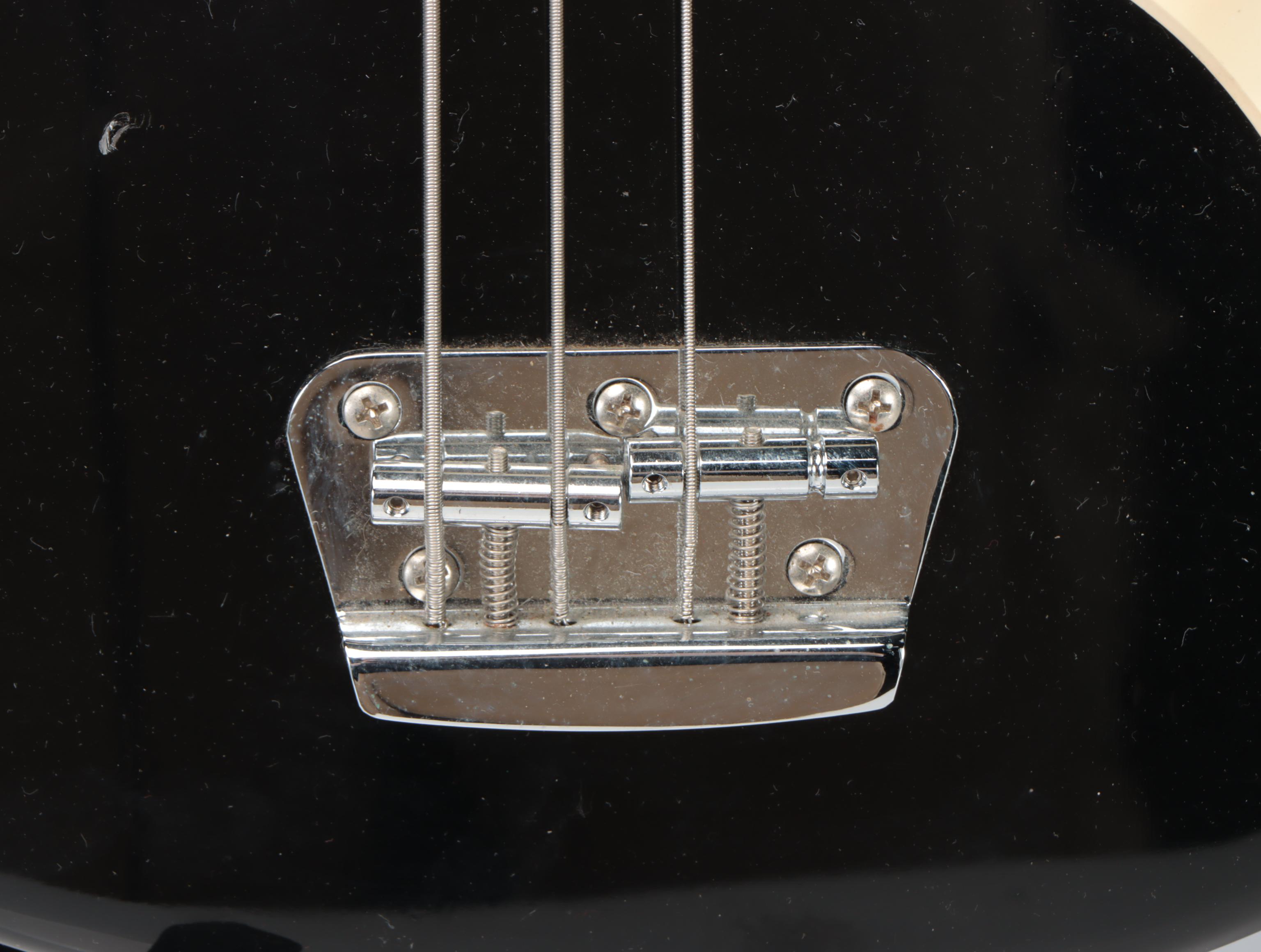 Squier Short Scale Bronco Bass with Fender Rumble 25 Amp and More