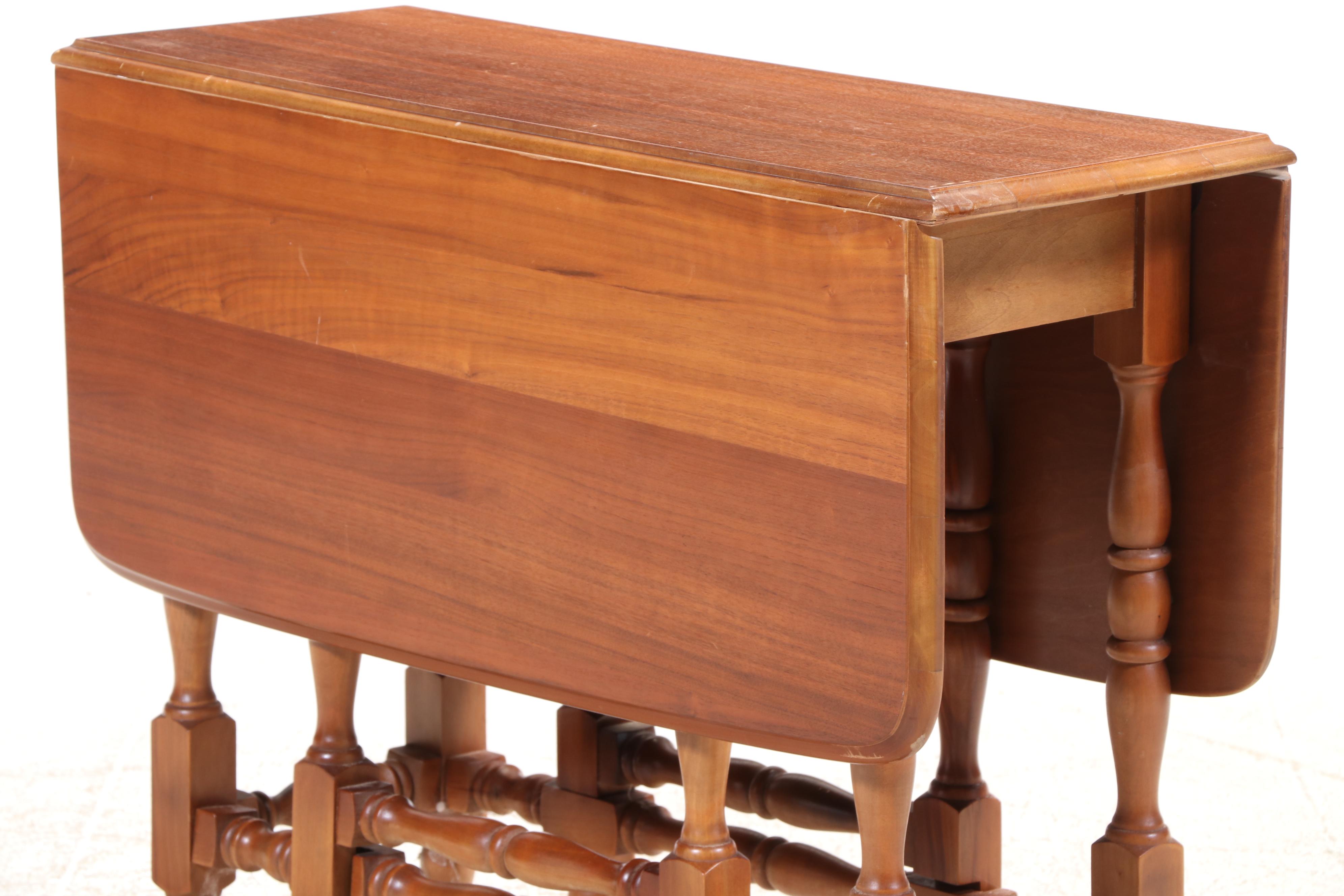 William and Mary Style Walnut Gateleg Table, 20th Century