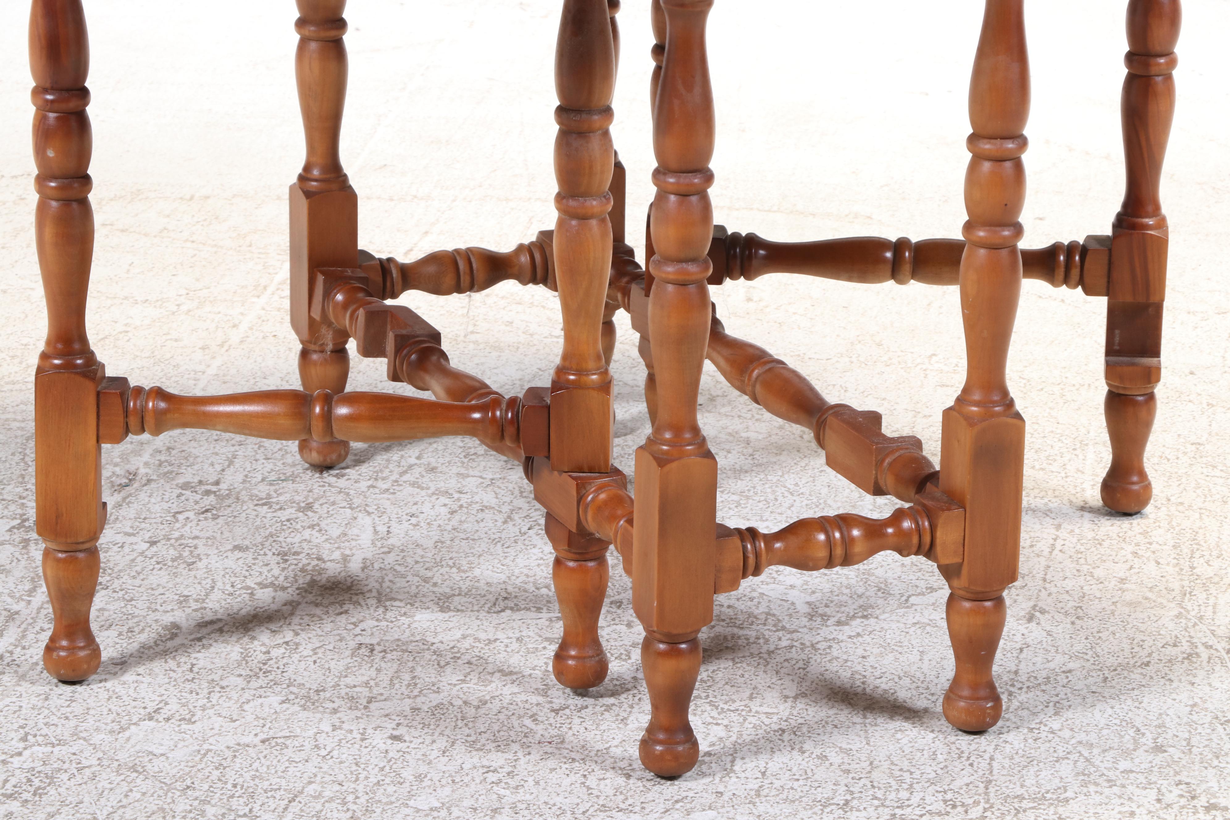 William and Mary Style Walnut Gateleg Table, 20th Century