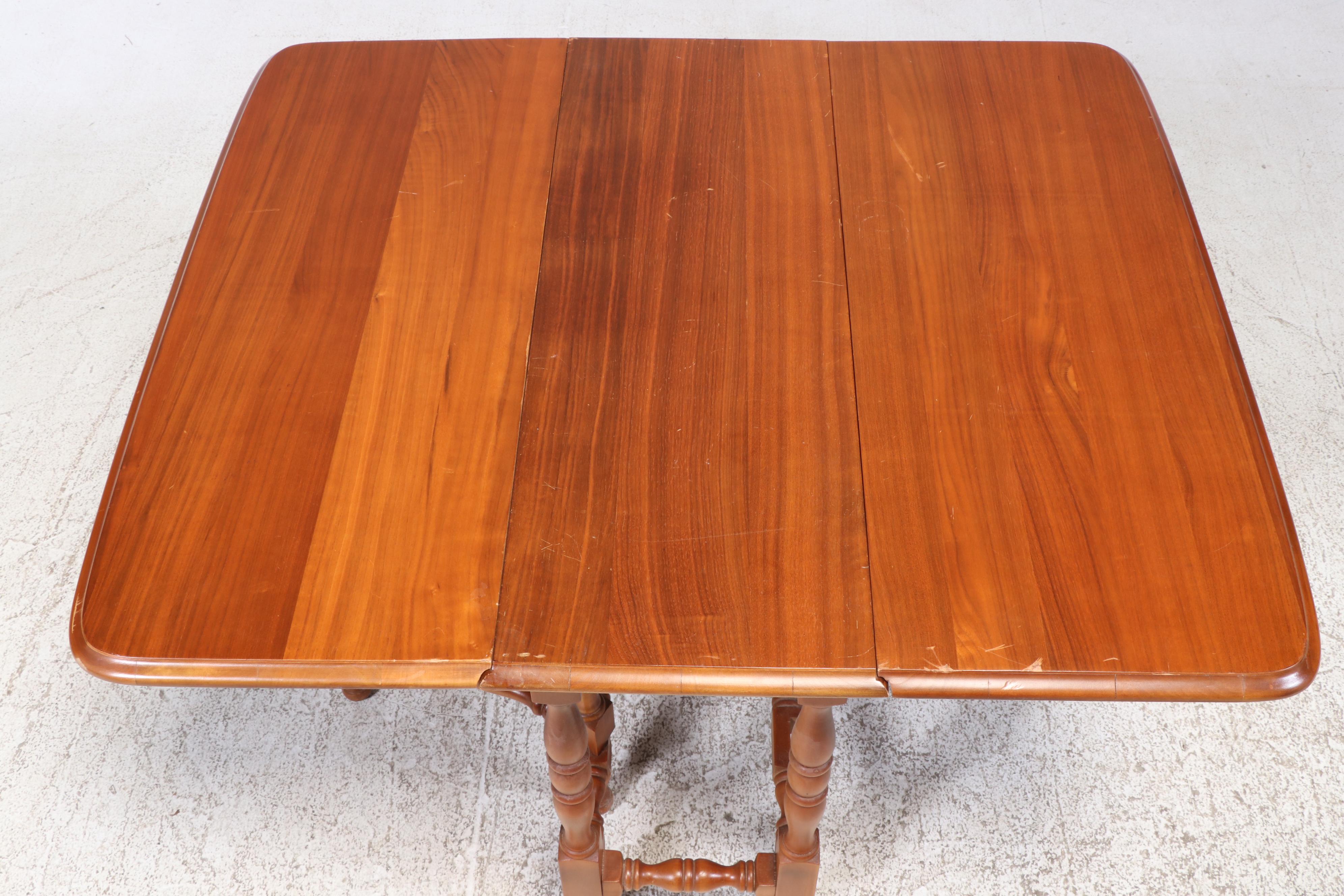 William and Mary Style Walnut Gateleg Table, 20th Century