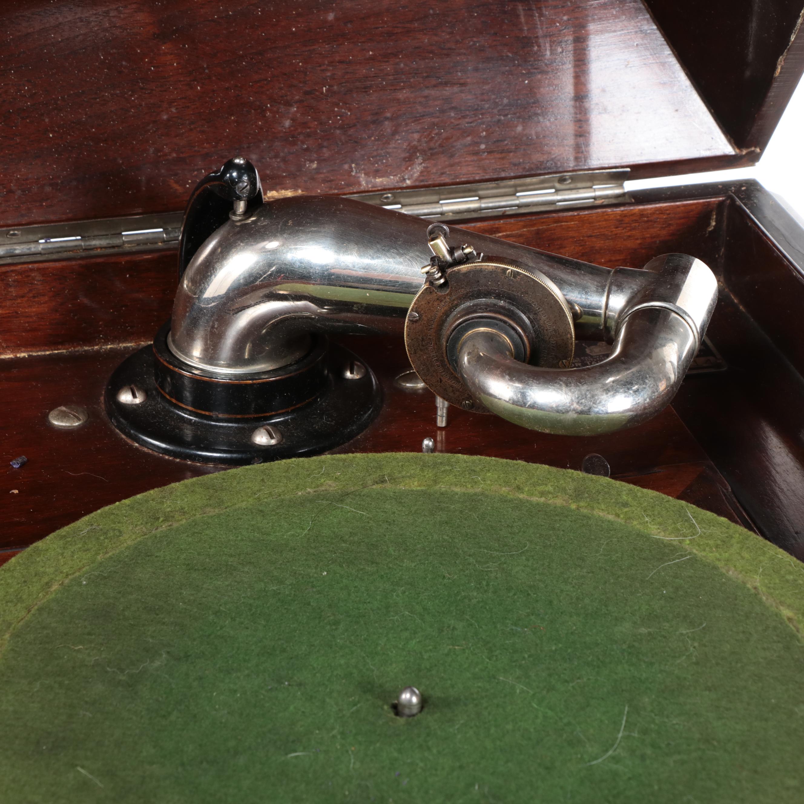 DRT Victor Victrola VV-90 Mahogany Phonograph, Early 20th Century