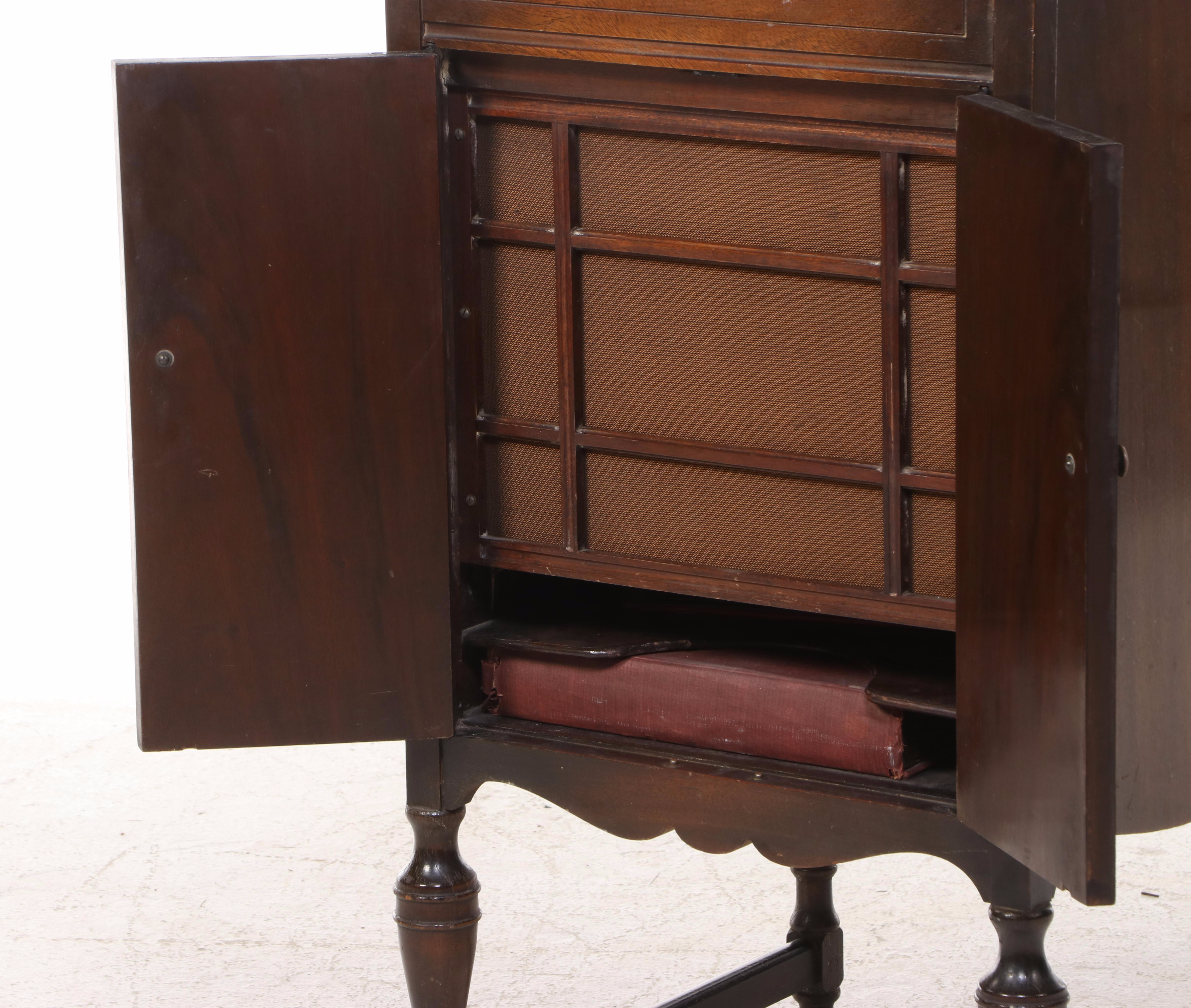 Victrola VV43 Consolette Mahogany Cabinet Talking Machine, c. 1925